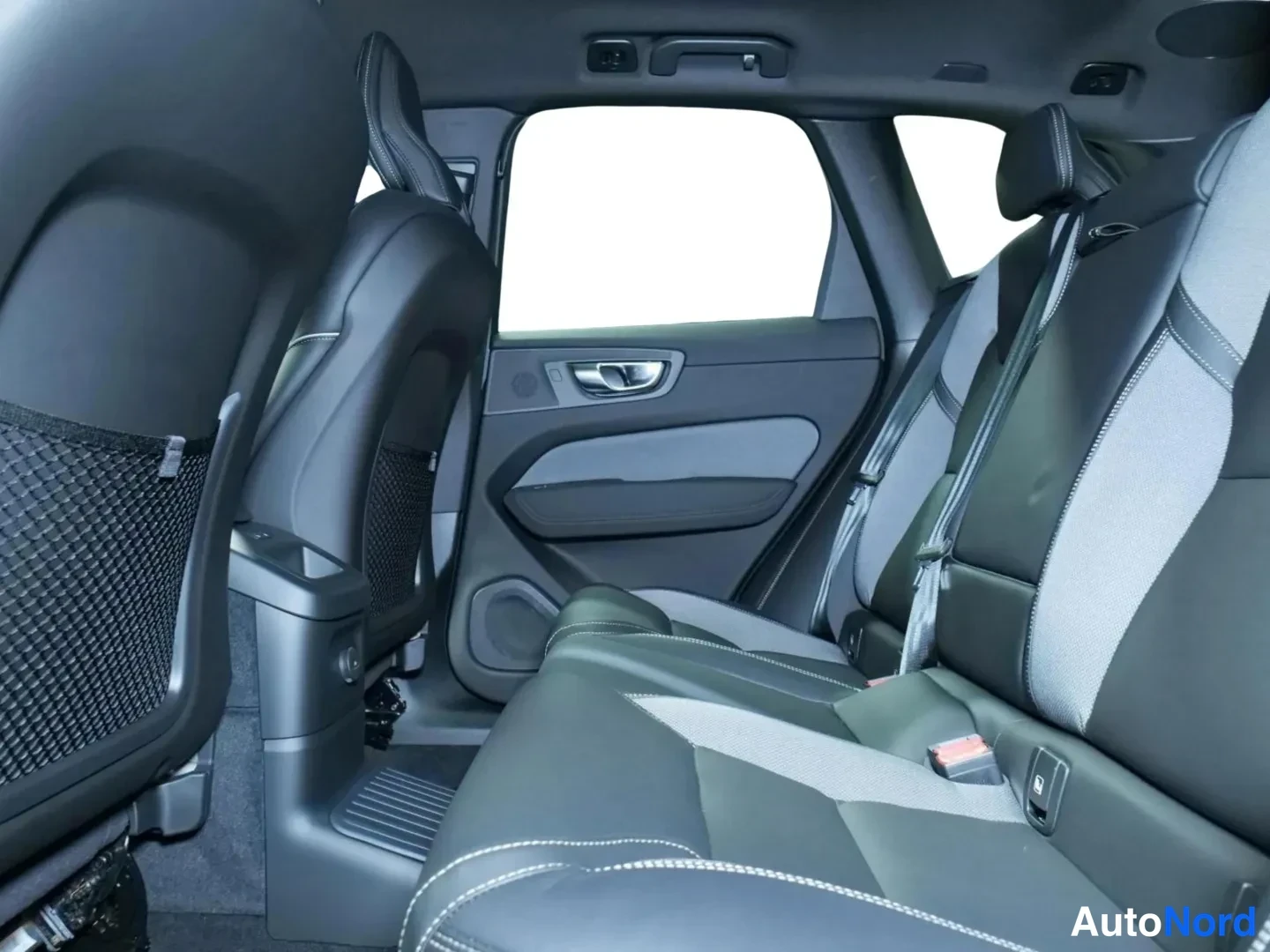 Musta Volvo XC60 2026, kuva 12
