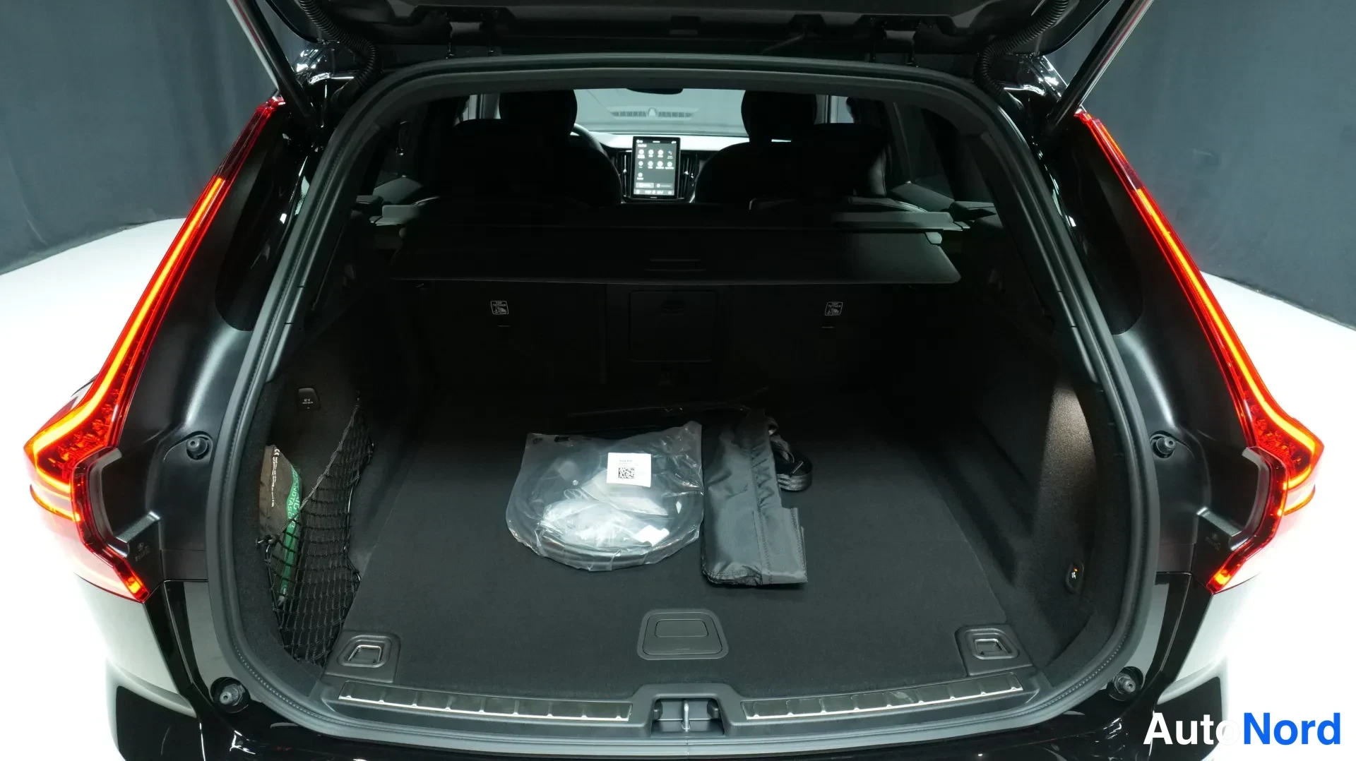 Musta Volvo XC60 2026, takaa, kuva 7