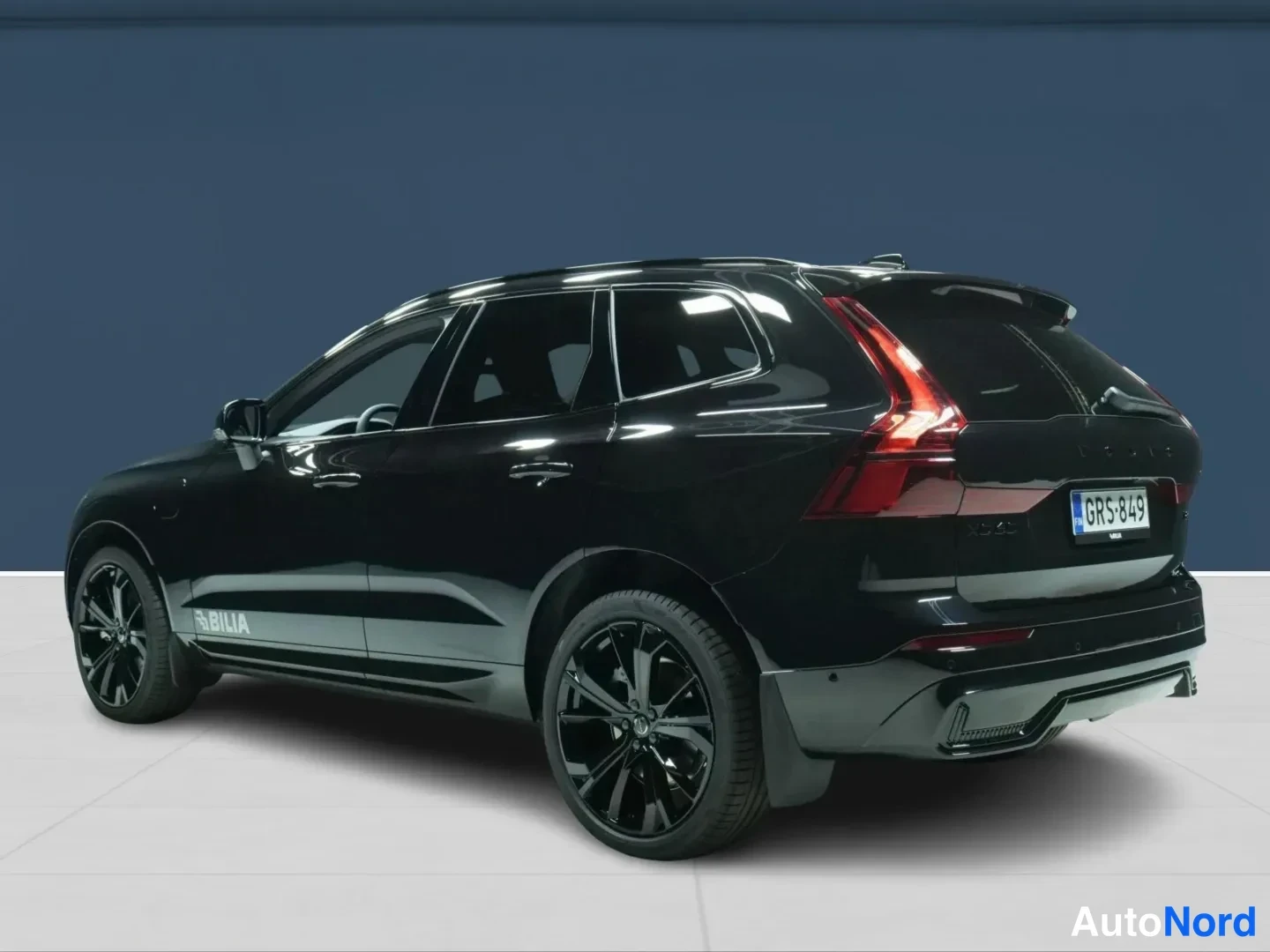 Musta Volvo XC60 2026, takaviisto, kuva 4