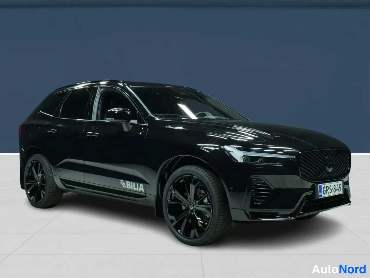 Musta Volvo XC60 2026, etuviisto, keula oikealle, kuva 3