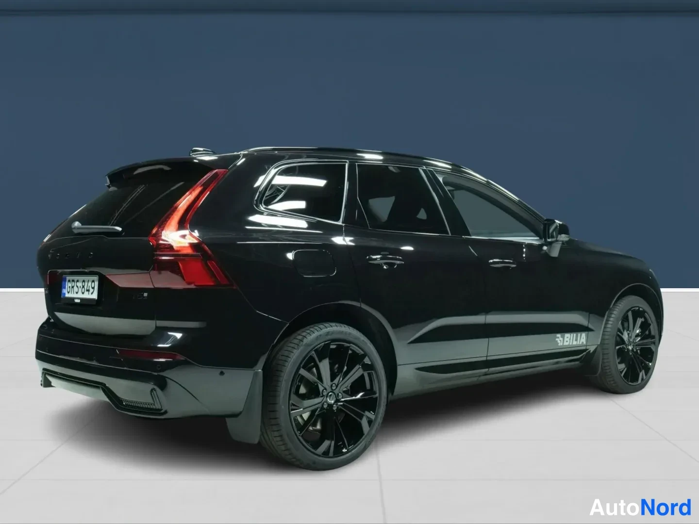 Musta Volvo XC60 2026, takaviisto, kuva 5