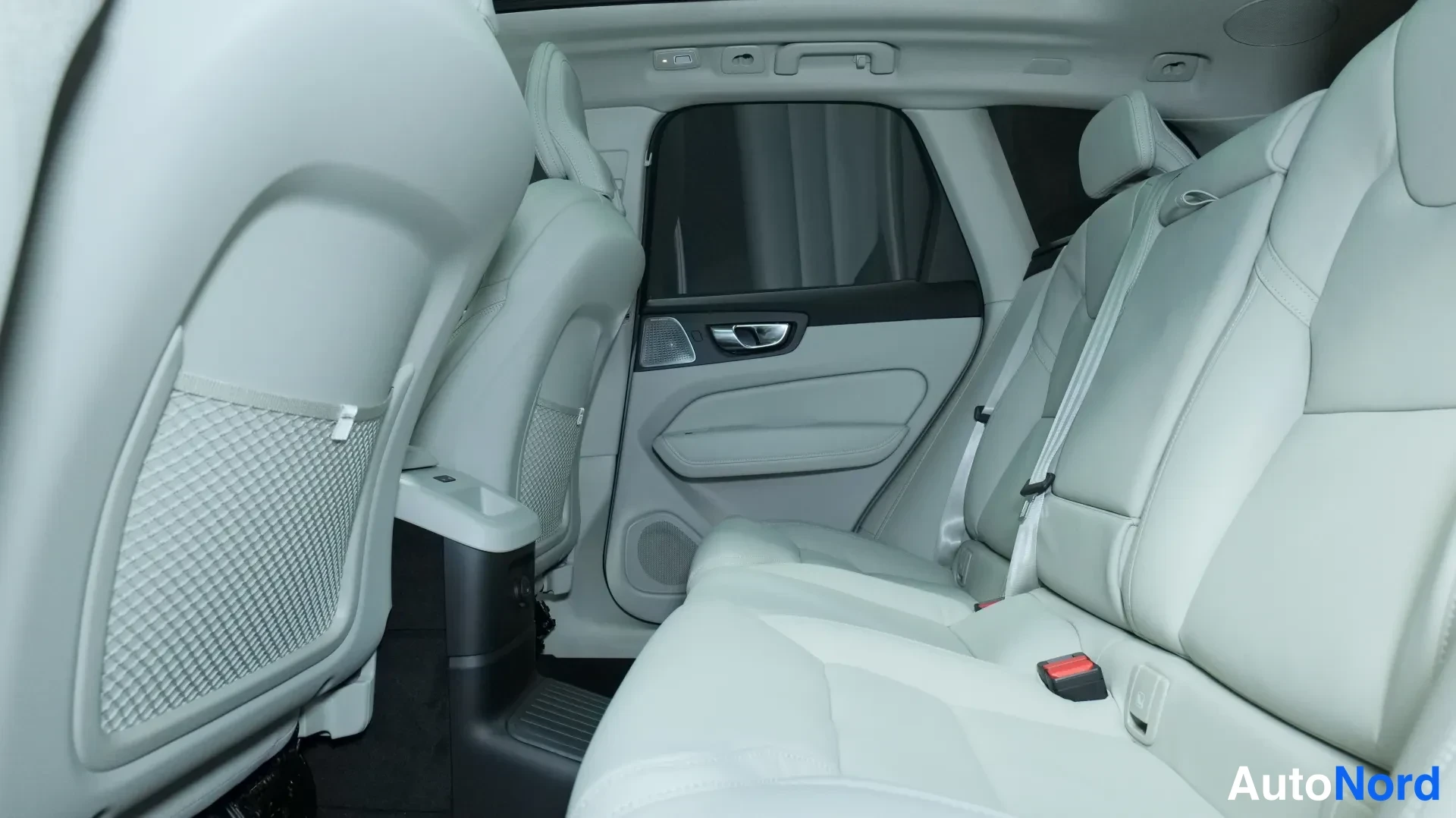 Vihreä Volvo XC60 2026, kuva 16