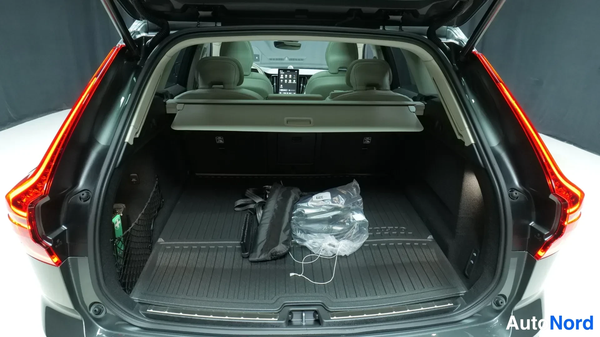 Vihreä Volvo XC60 2026, takaa, kuva 5