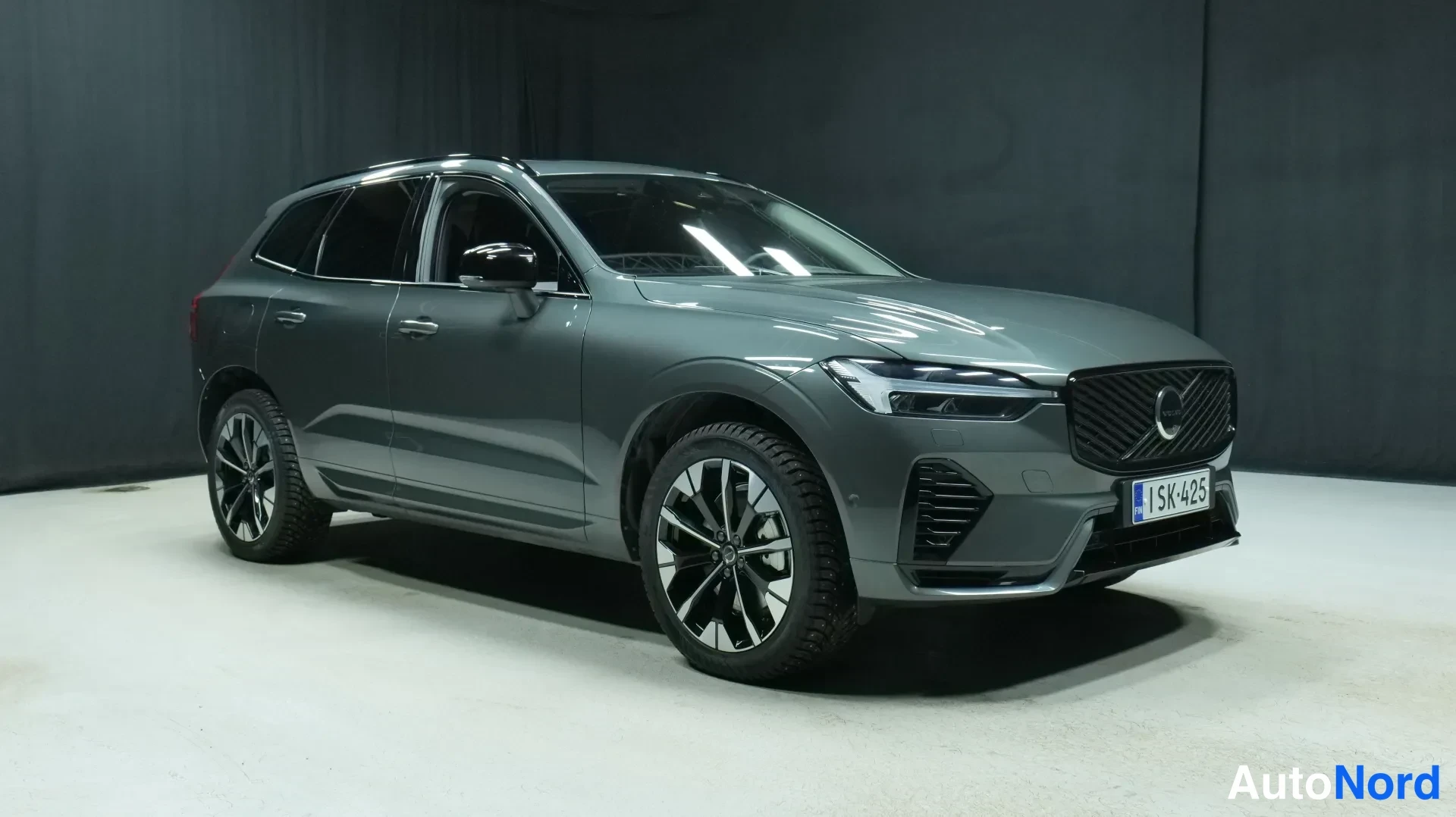 Vihreä Volvo XC60 2026, etuviisto, keula oikealle, kuva 2