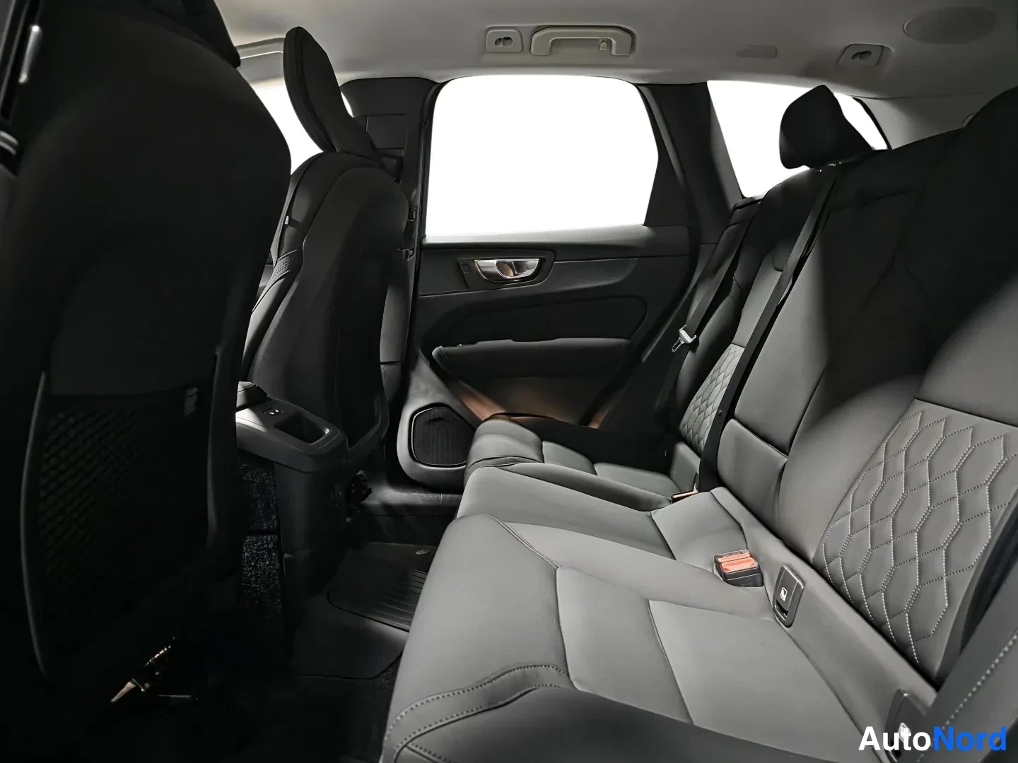 Vihreä Volvo XC60 2026, kuva 10