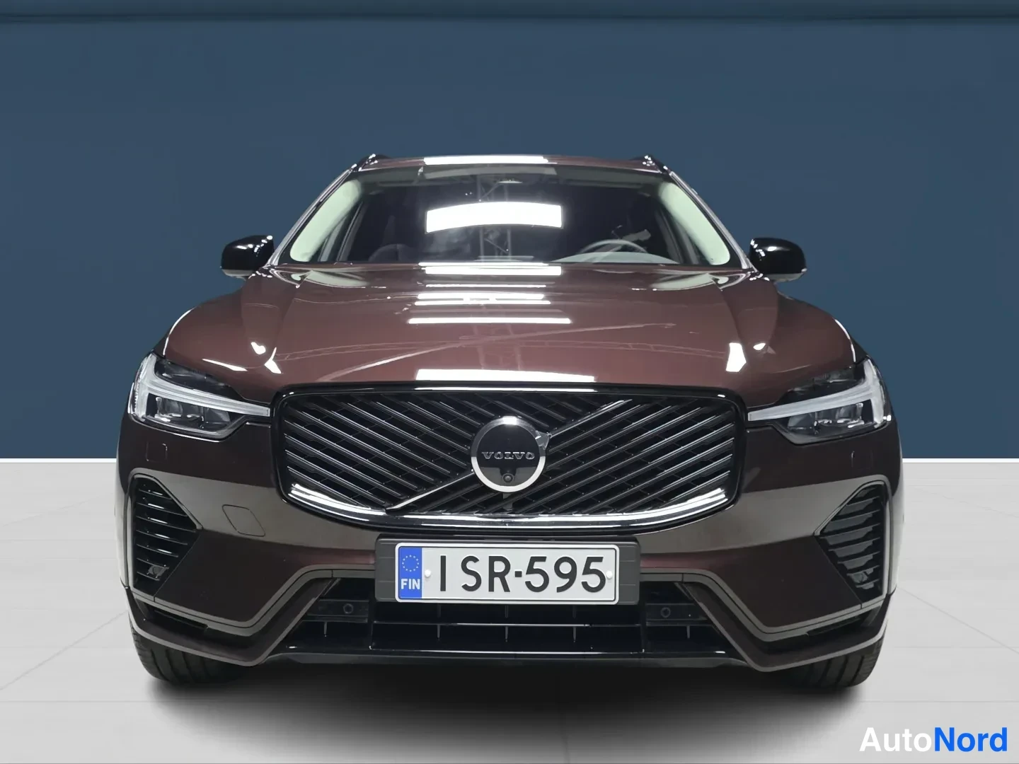 Ruskea Volvo XC60 2026, edestä, kuva 3