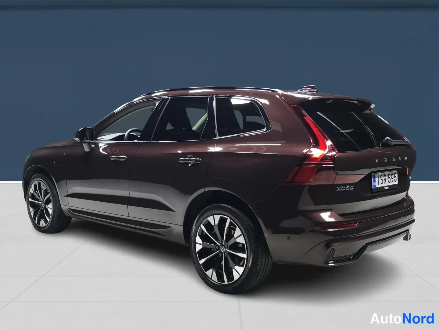 Ruskea Volvo XC60 2026, takaviisto, kuva 4