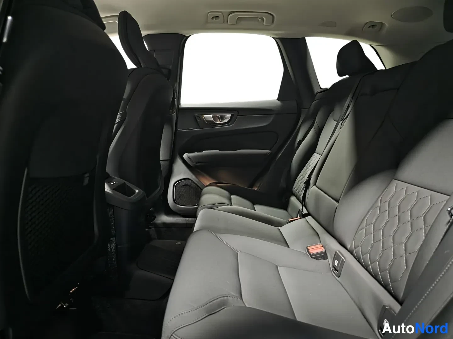 Ruskea Volvo XC60 2026, kuva 11