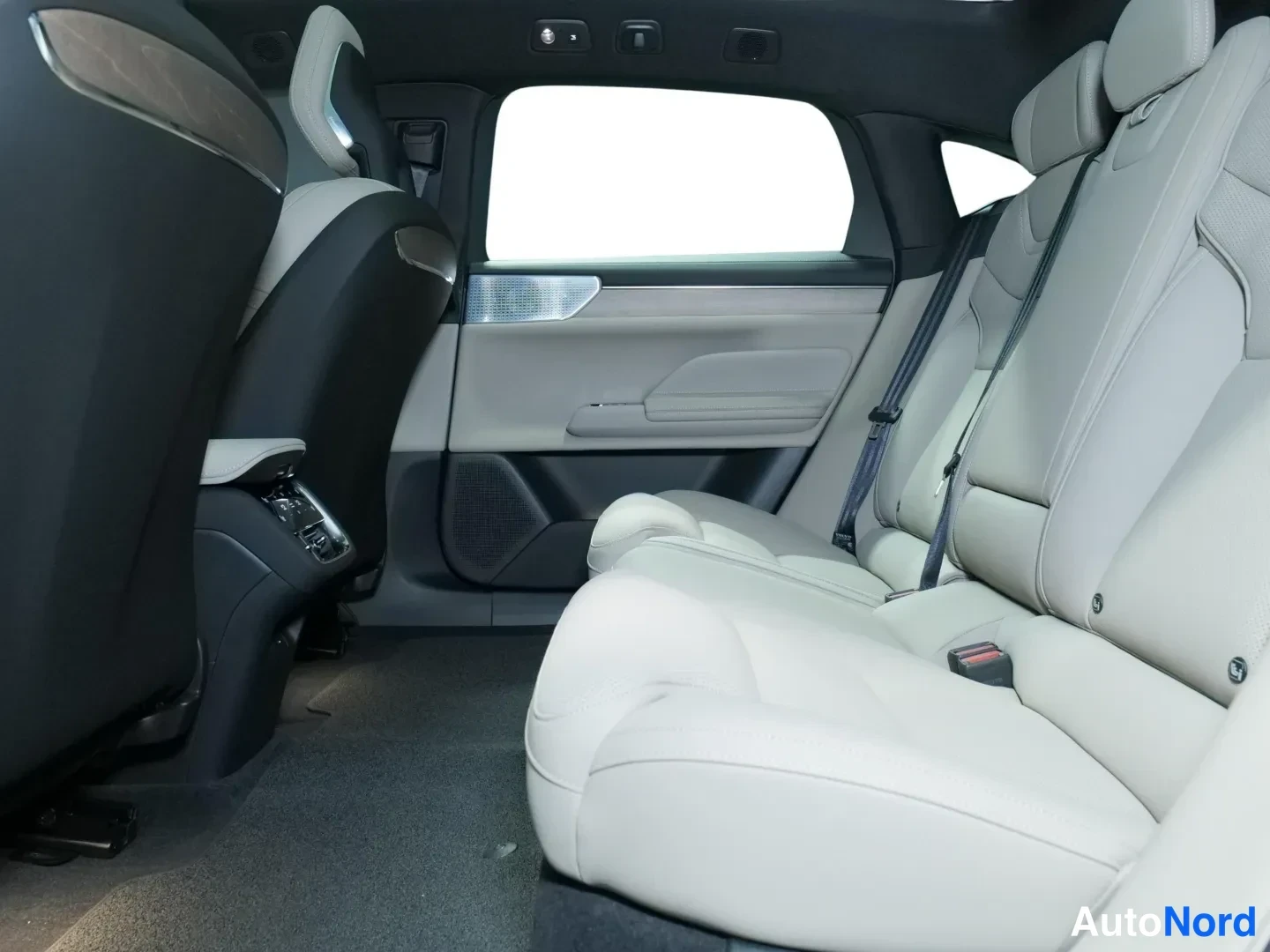 Valkoinen Volvo ES90 2026, kuva 12