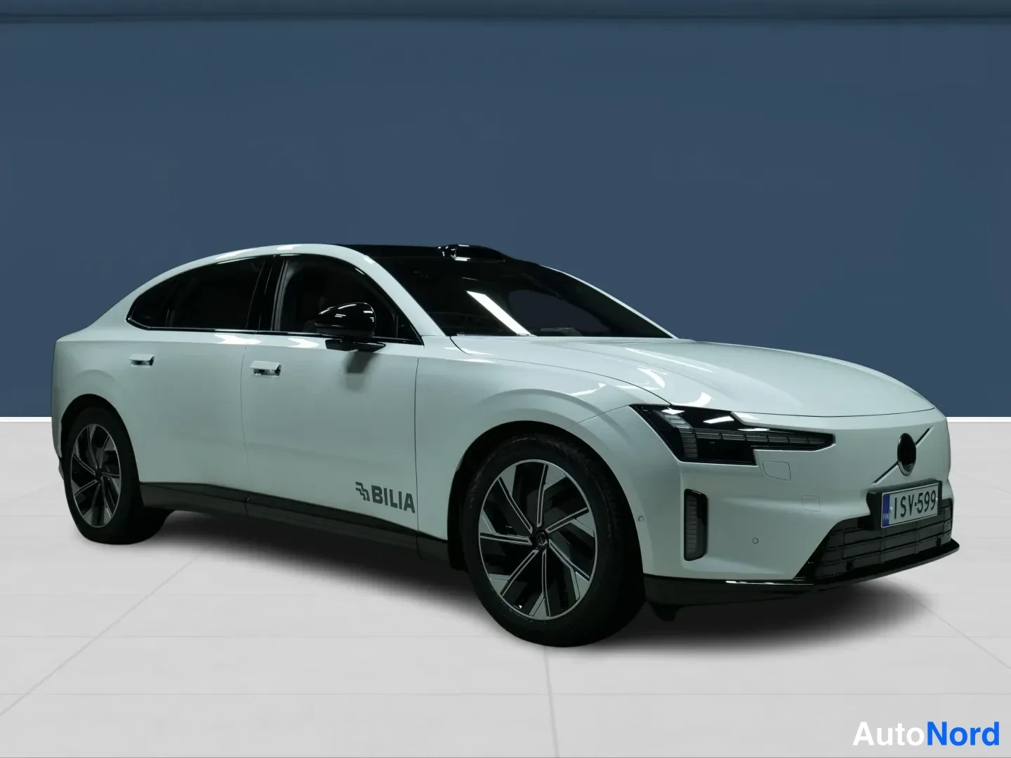 Valkoinen Volvo ES90 2026, etuviisto, keula oikealle, kuva 2