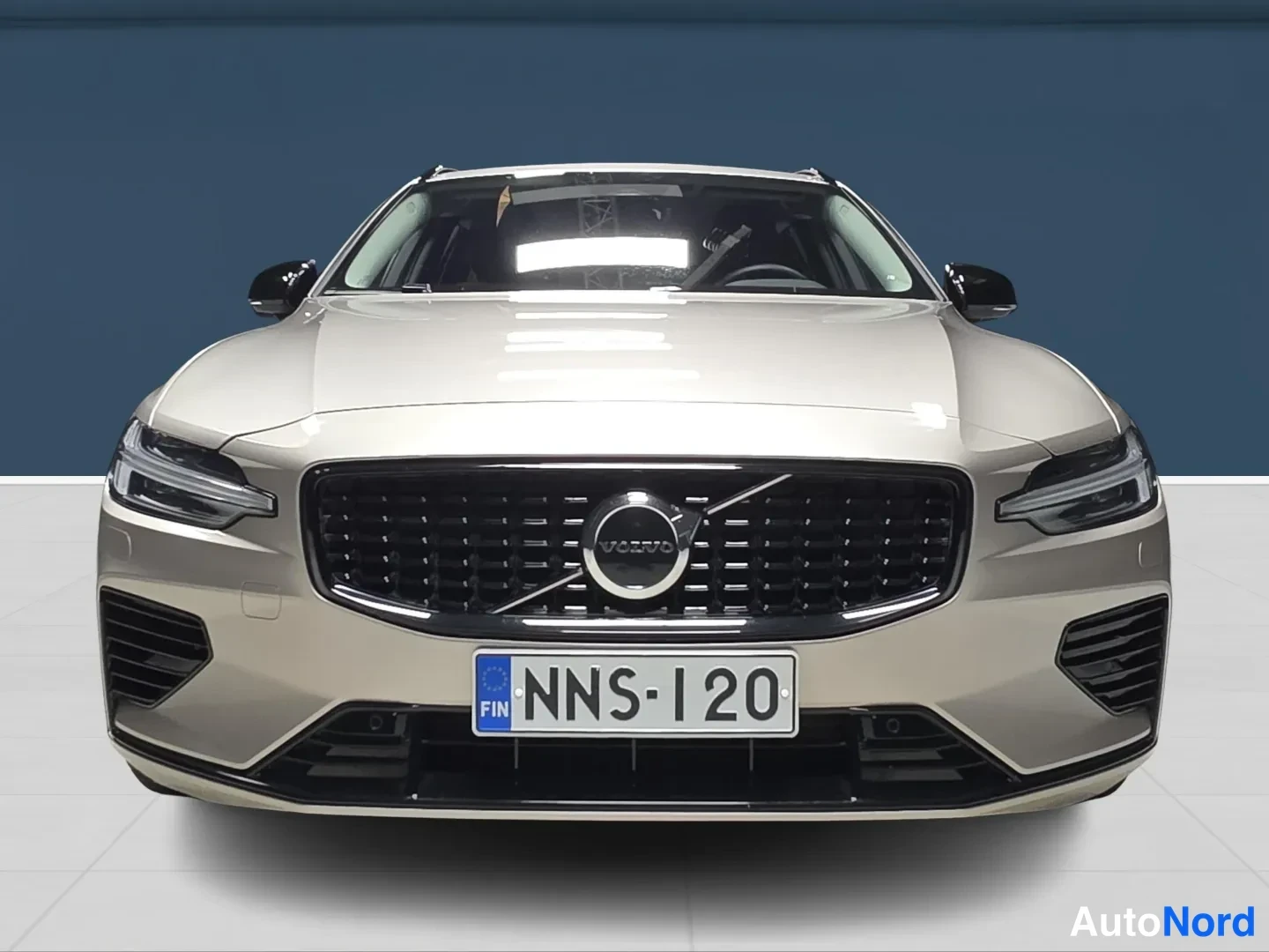 Brown Volvo V60 2024, front, photo 3