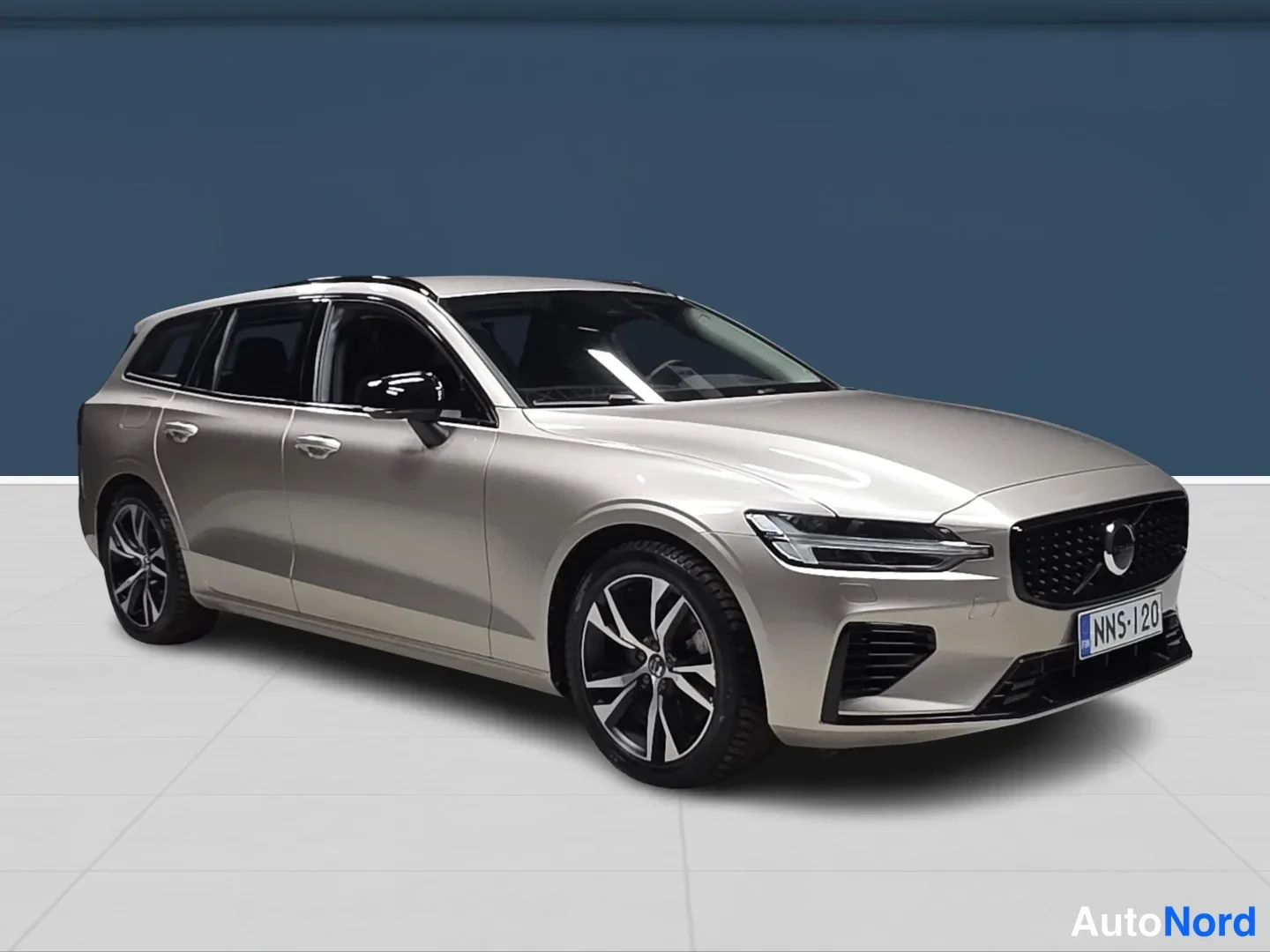 Brown Volvo V60 2024, front three-quarter, nose to the right, photo 2