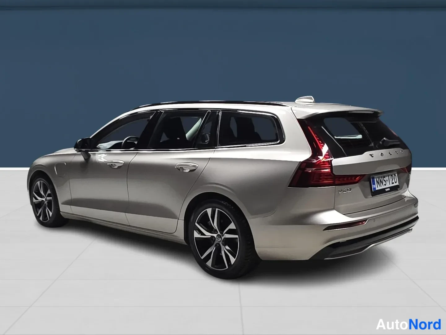 Brown Volvo V60 2024, rear three-quarter, photo 5