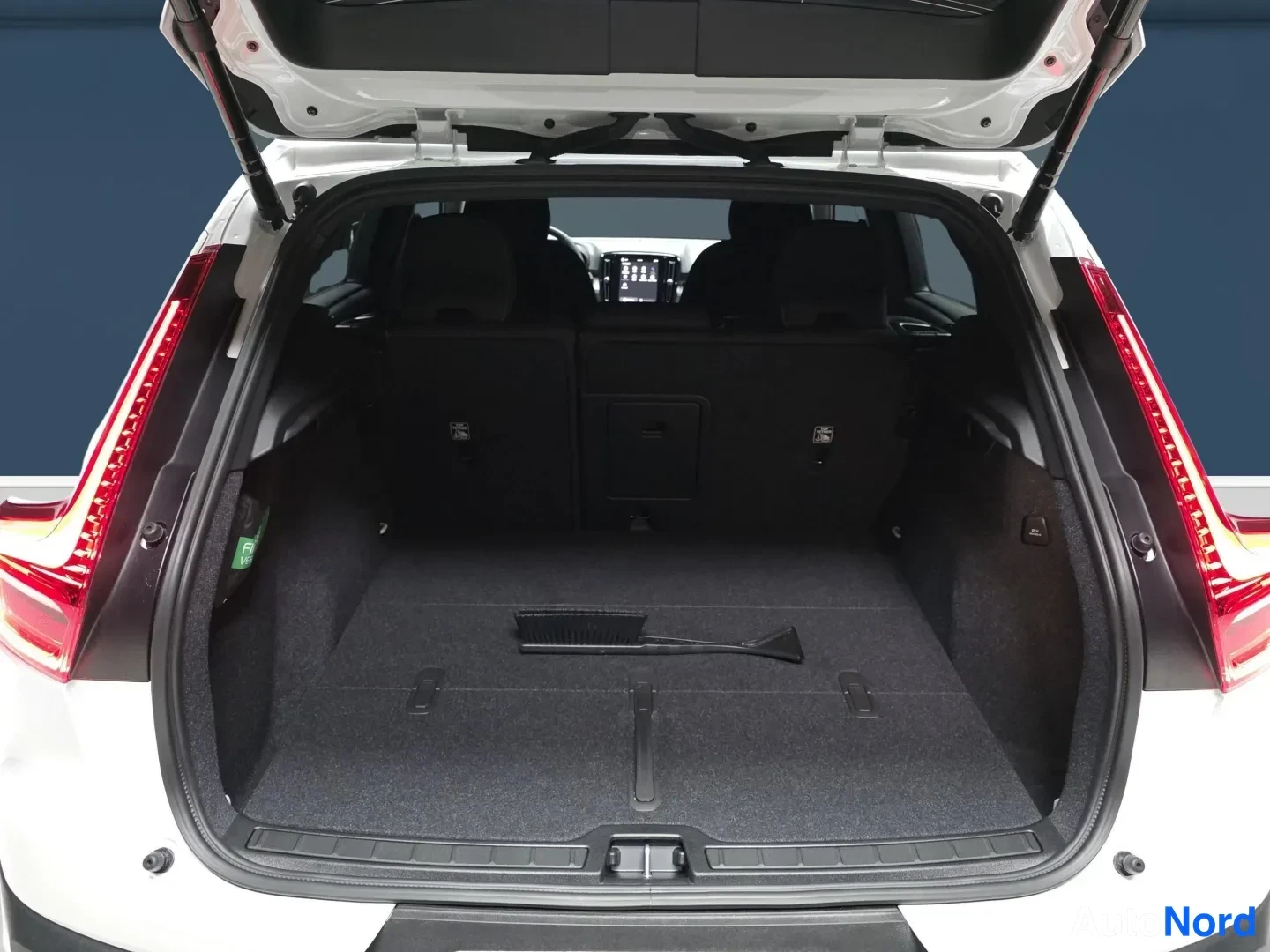 White Volvo XC40 2026, rear, photo 7