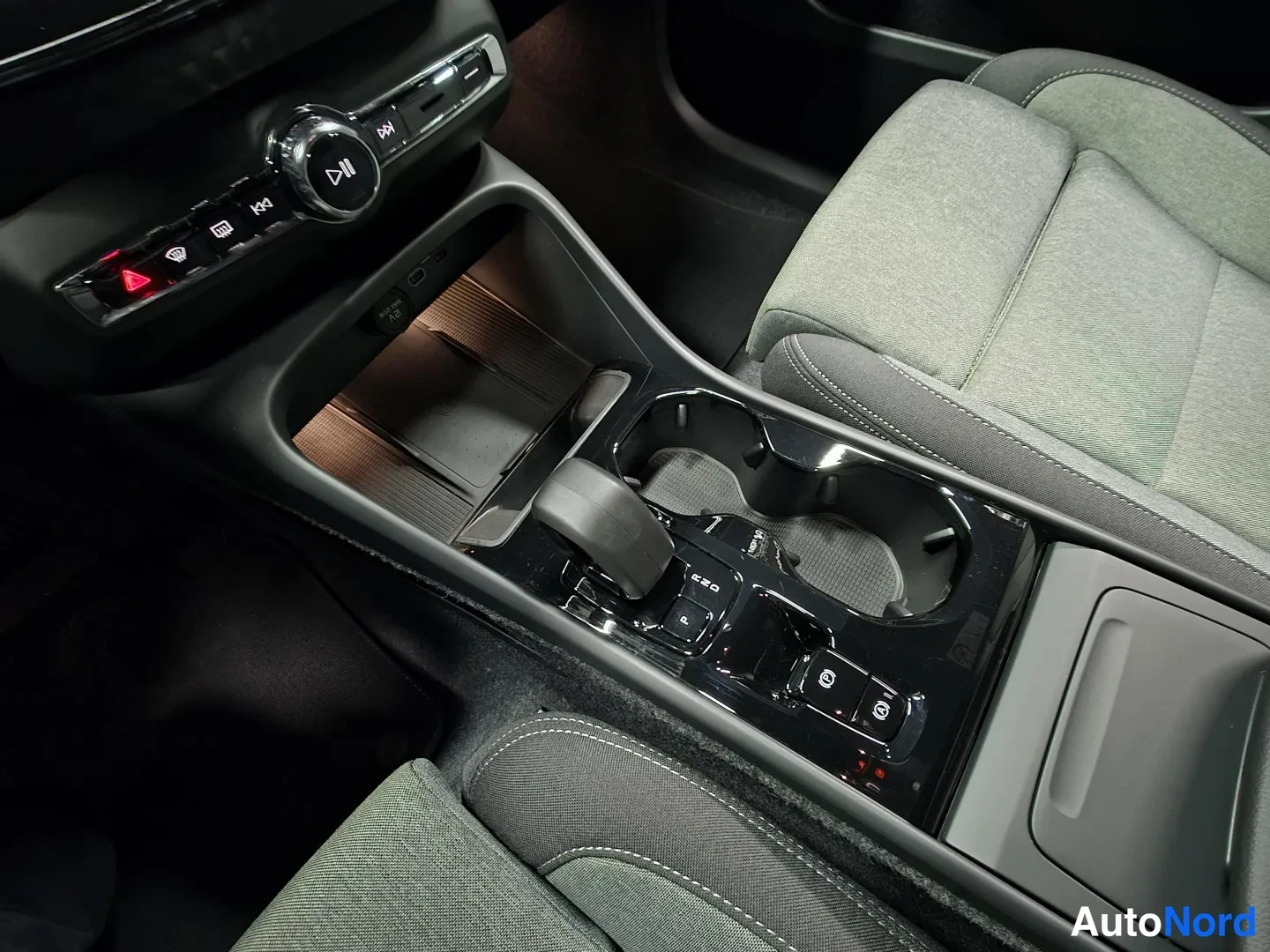 White Volvo XC40 2026, photo 14