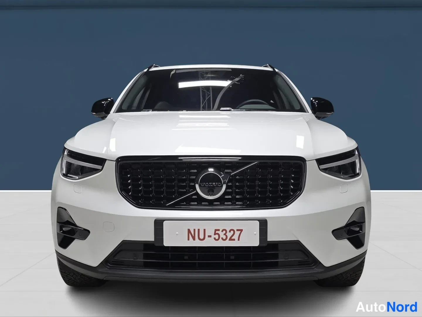 White Volvo XC40 2026, front, photo 3