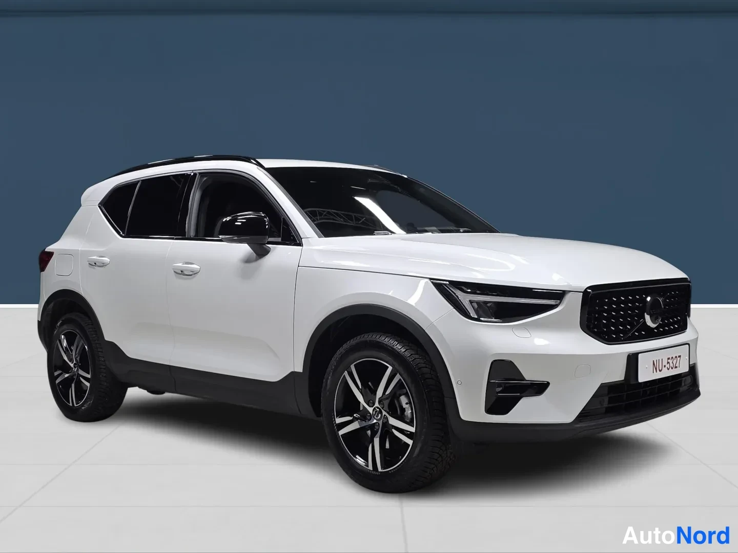White Volvo XC40 2026, front three-quarter, nose to the right, photo 2