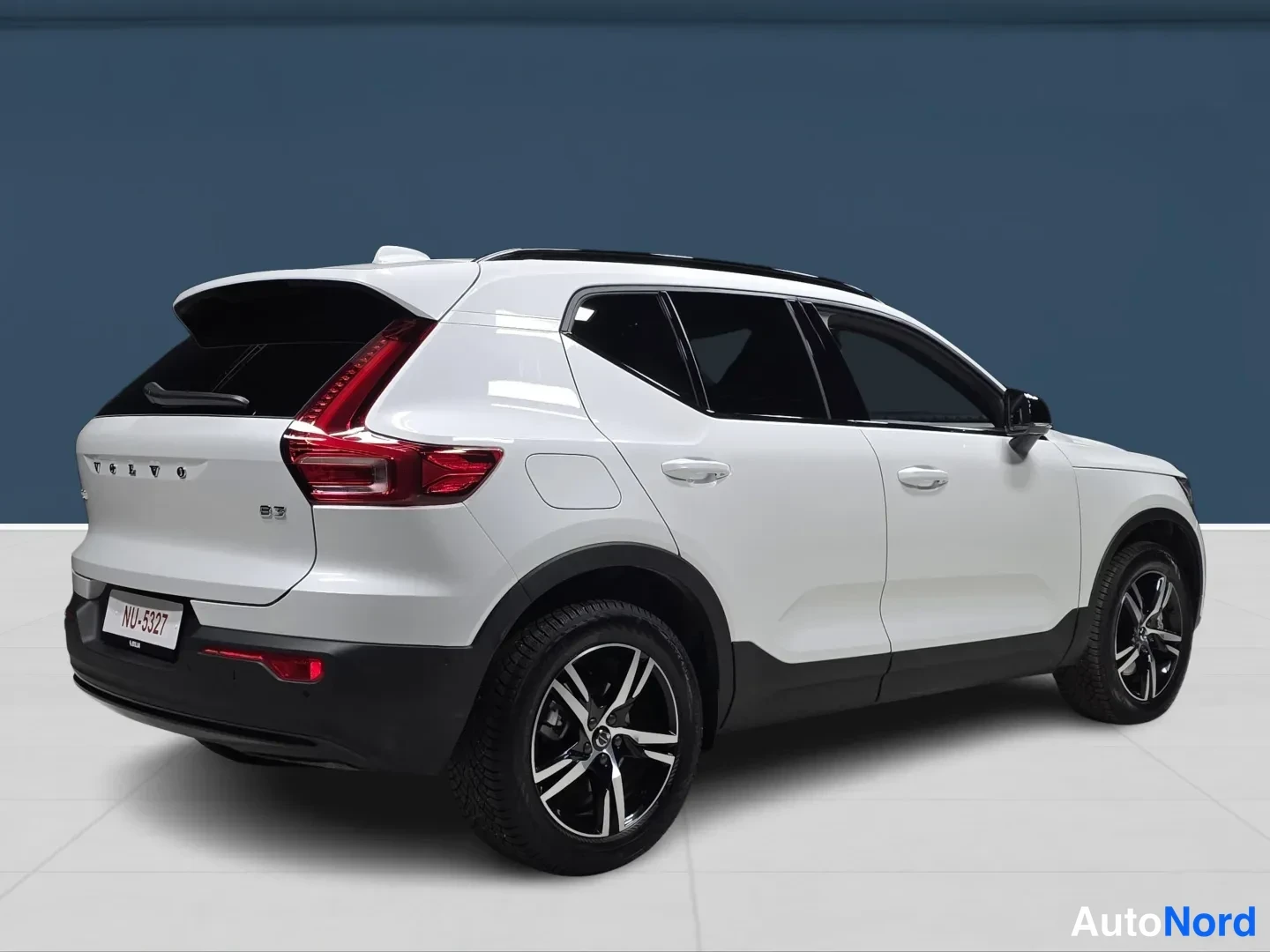 White Volvo XC40 2026, rear three-quarter, photo 4