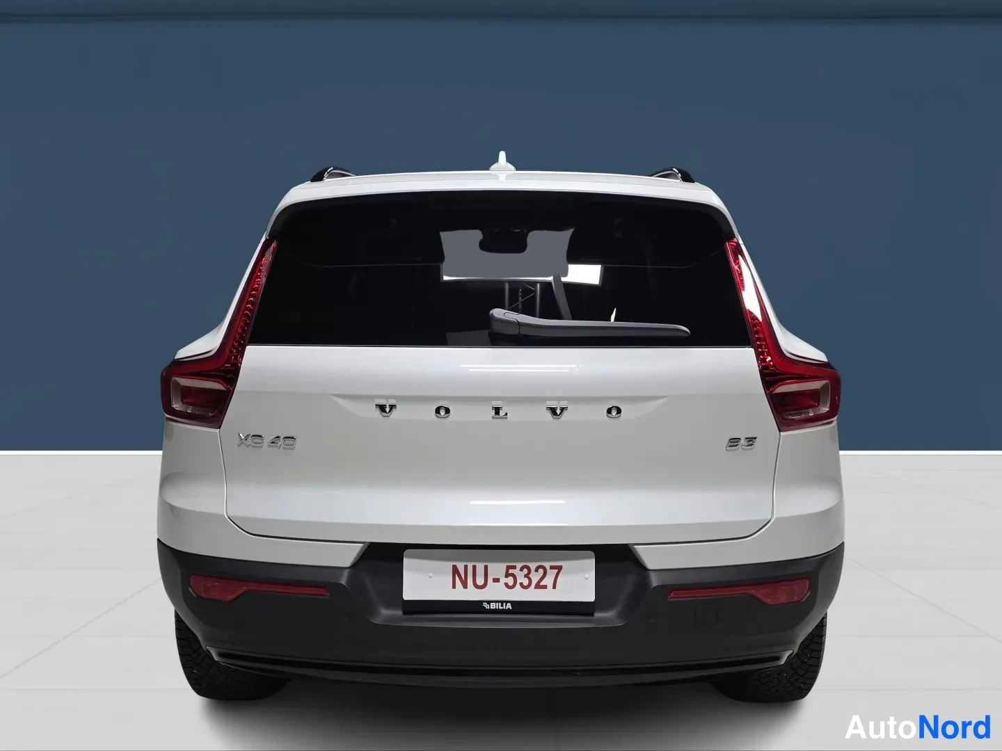 White Volvo XC40 2026, rear, photo 6