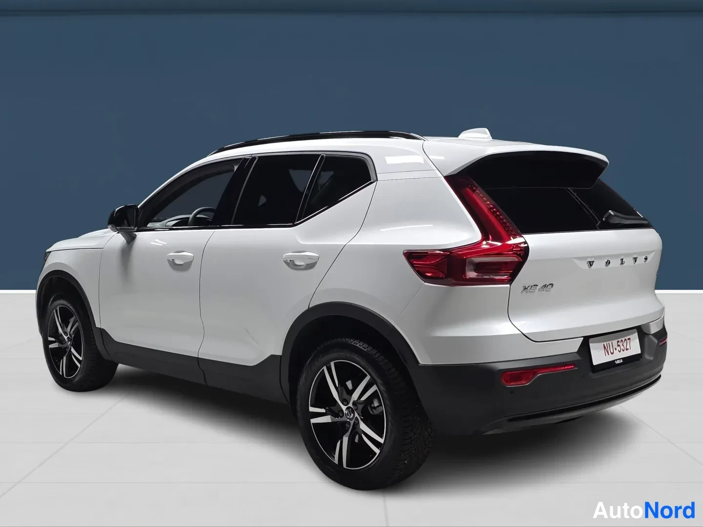 White Volvo XC40 2026, rear three-quarter, photo 5