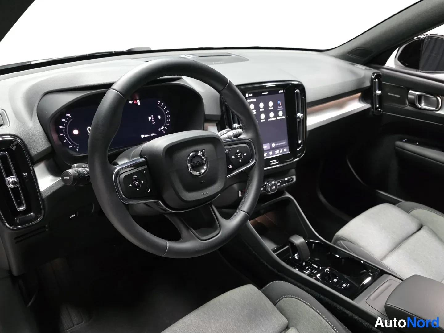 White Volvo XC40 2026, photo 10