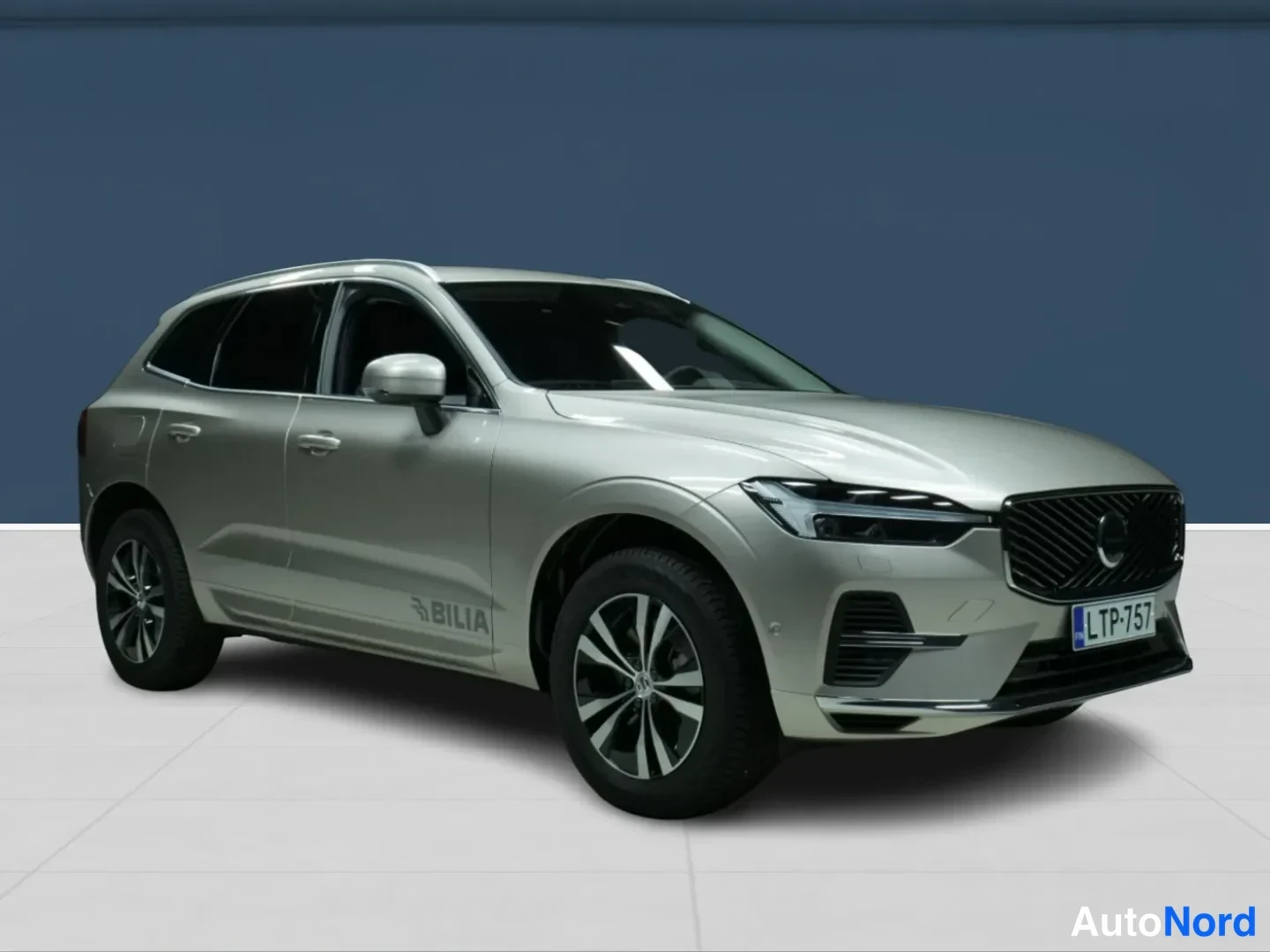 Beige Volvo XC60 2026, etuviisto, keula oikealle, kuva 2