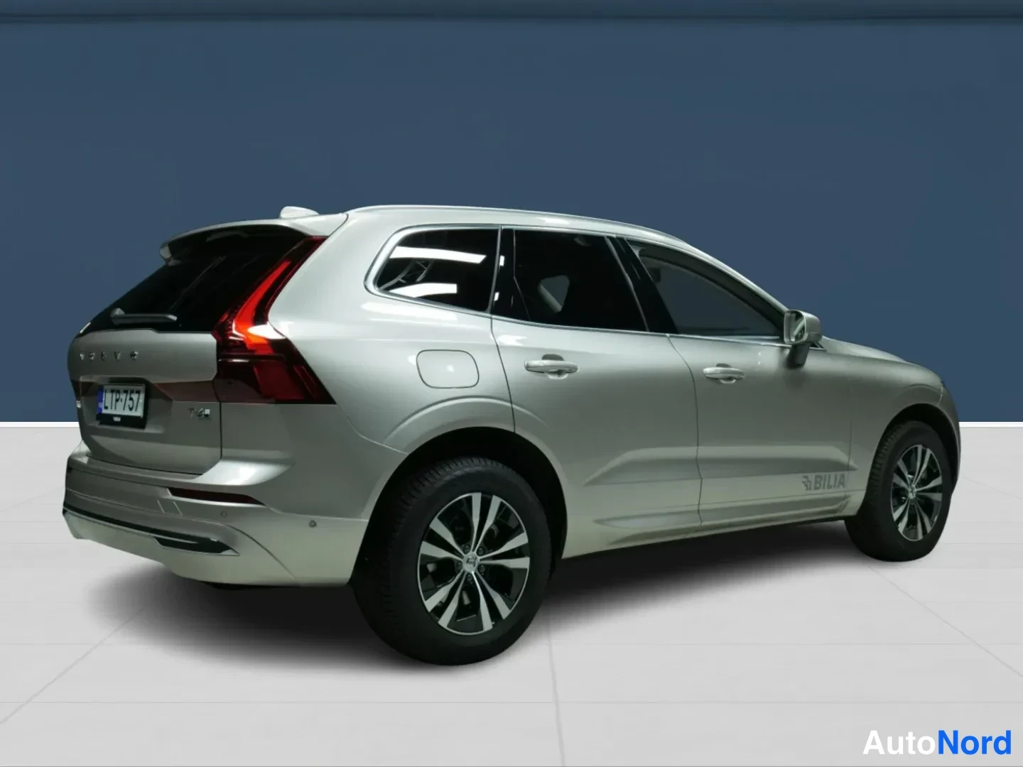 Beige Volvo XC60 2026, takaviisto, kuva 4