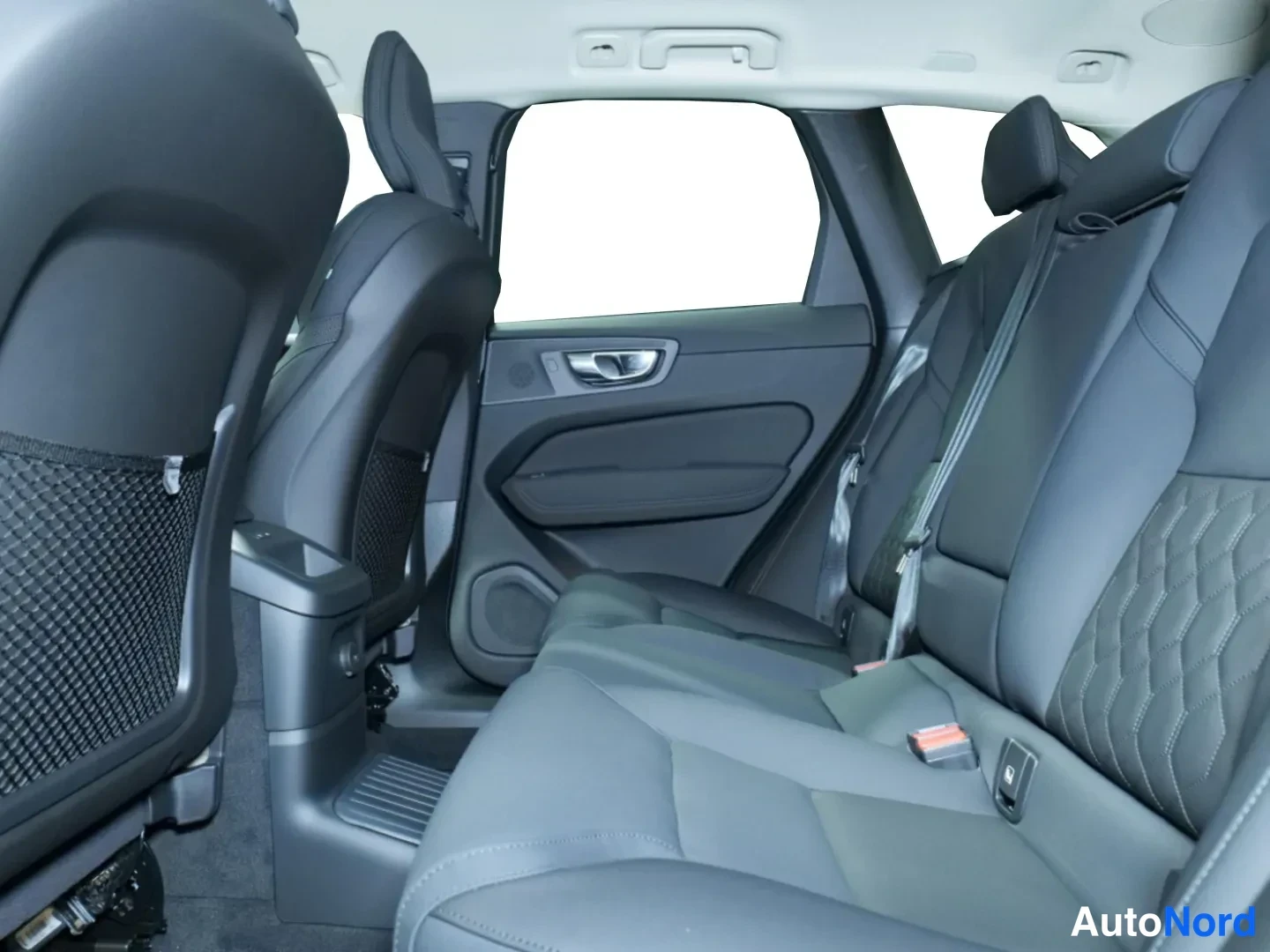 Beige Volvo XC60 2026, takaistuimet, kuva 9