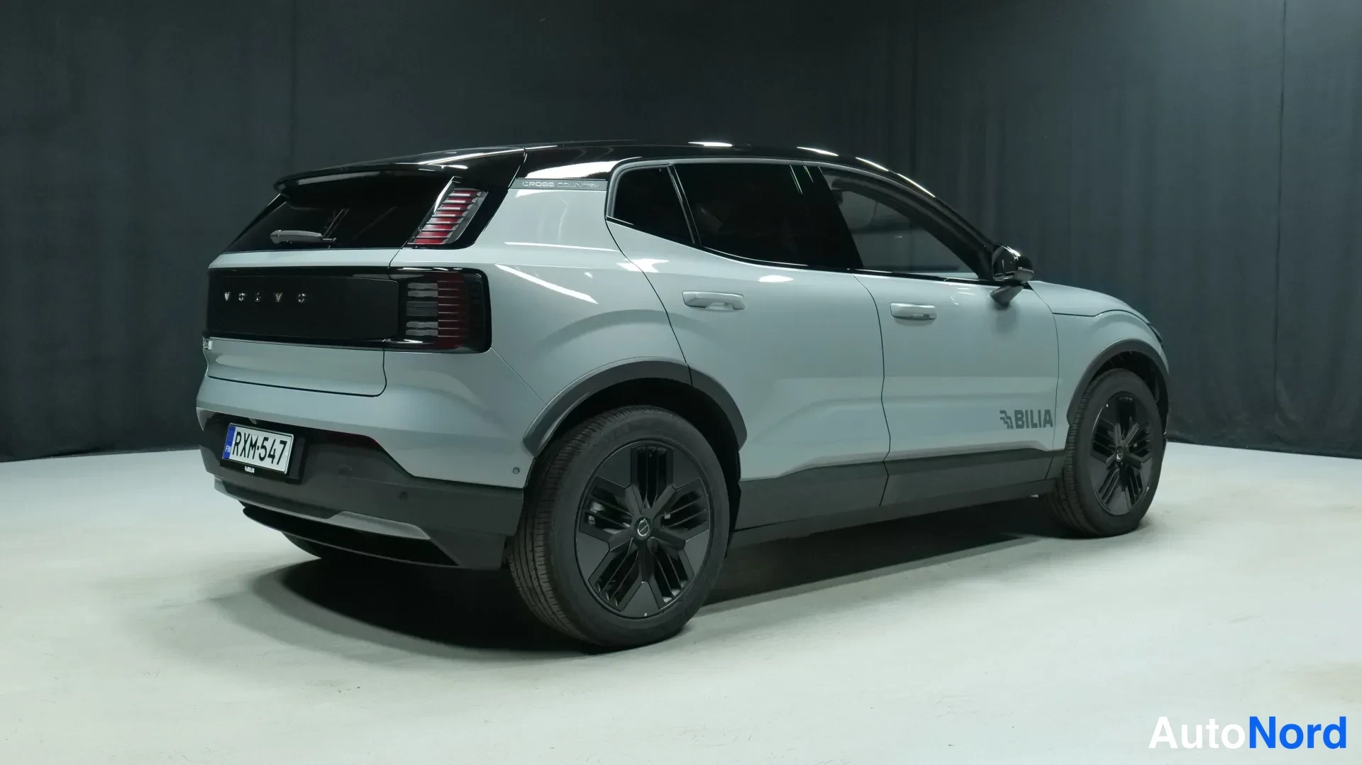 Harmaa Volvo EX30 Cross Country 2025, takaviisto, kuva 4