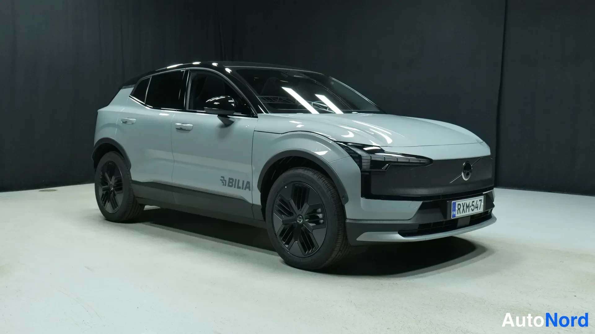 Harmaa Volvo EX30 Cross Country 2025, etuviisto, keula oikealle, kuva 2