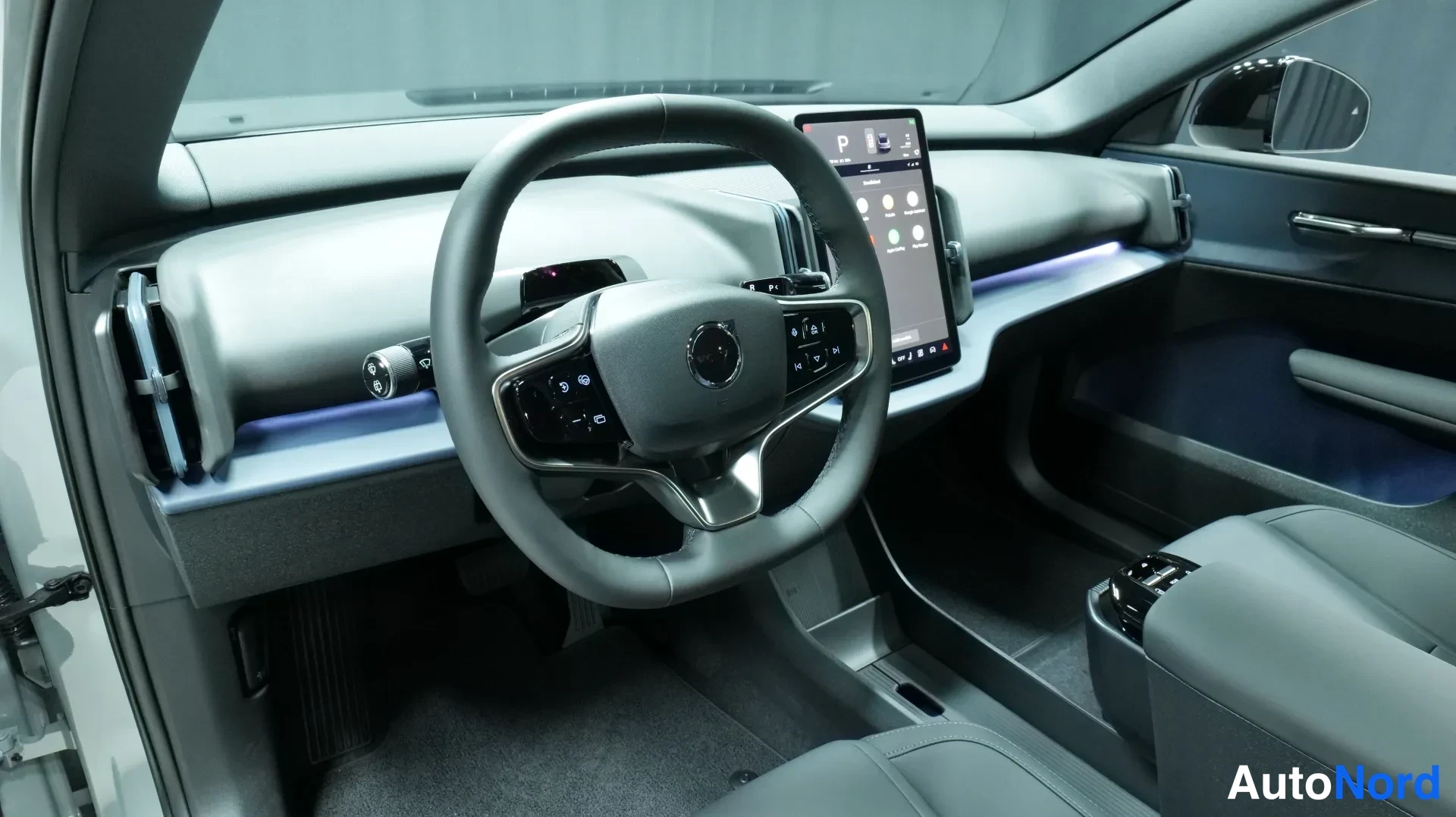 Harmaa Volvo EX30 Cross Country 2025, kuva 10