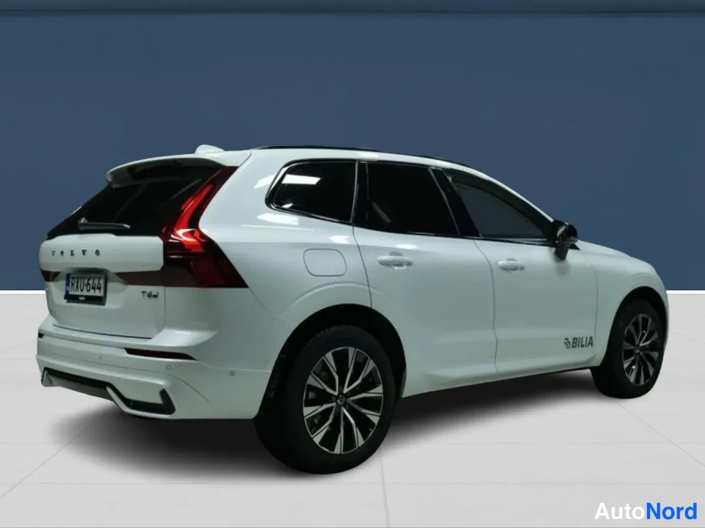 Valkoinen Volvo XC60 2026, takaviisto, kuva 4