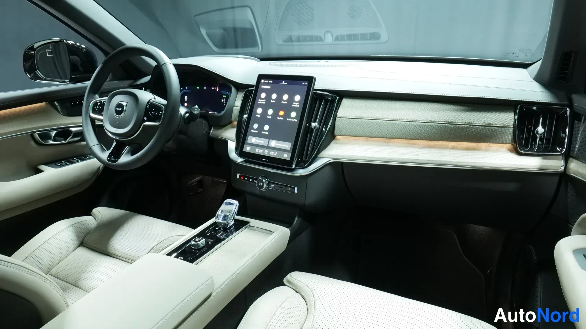 Punainen Volvo XC90 2025, kuva 5