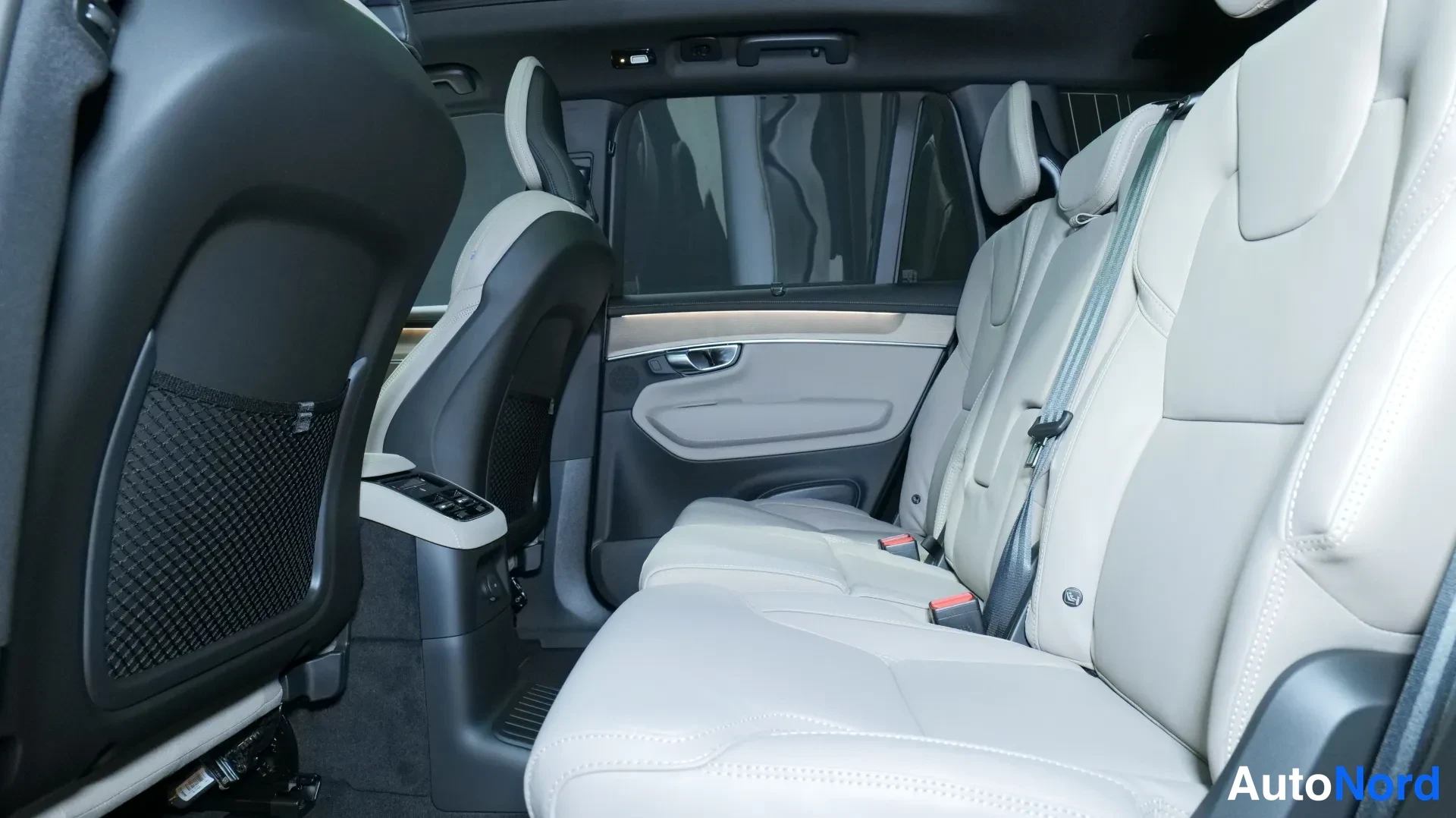 Punainen Volvo XC90 2025, kuva 14
