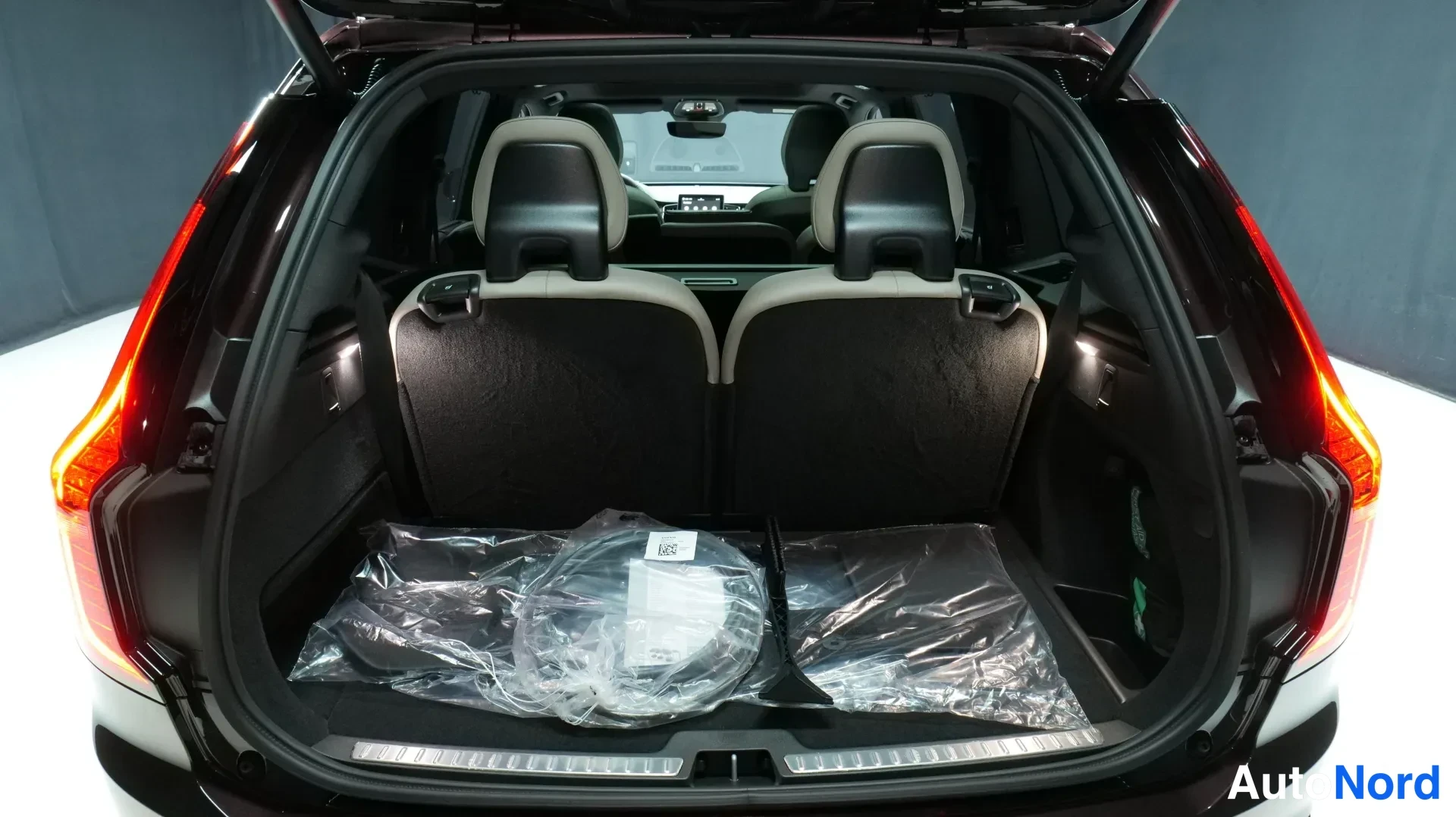 Punainen Volvo XC90 2025, kuva 15