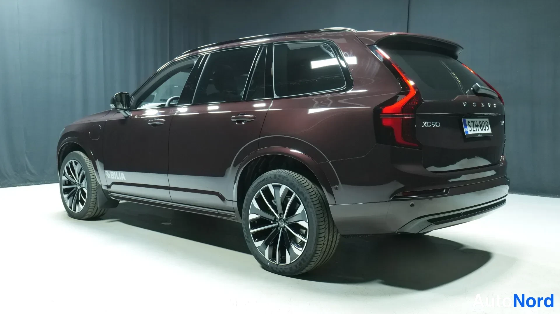 Punainen Volvo XC90 2025, takaviisto, kuva 3