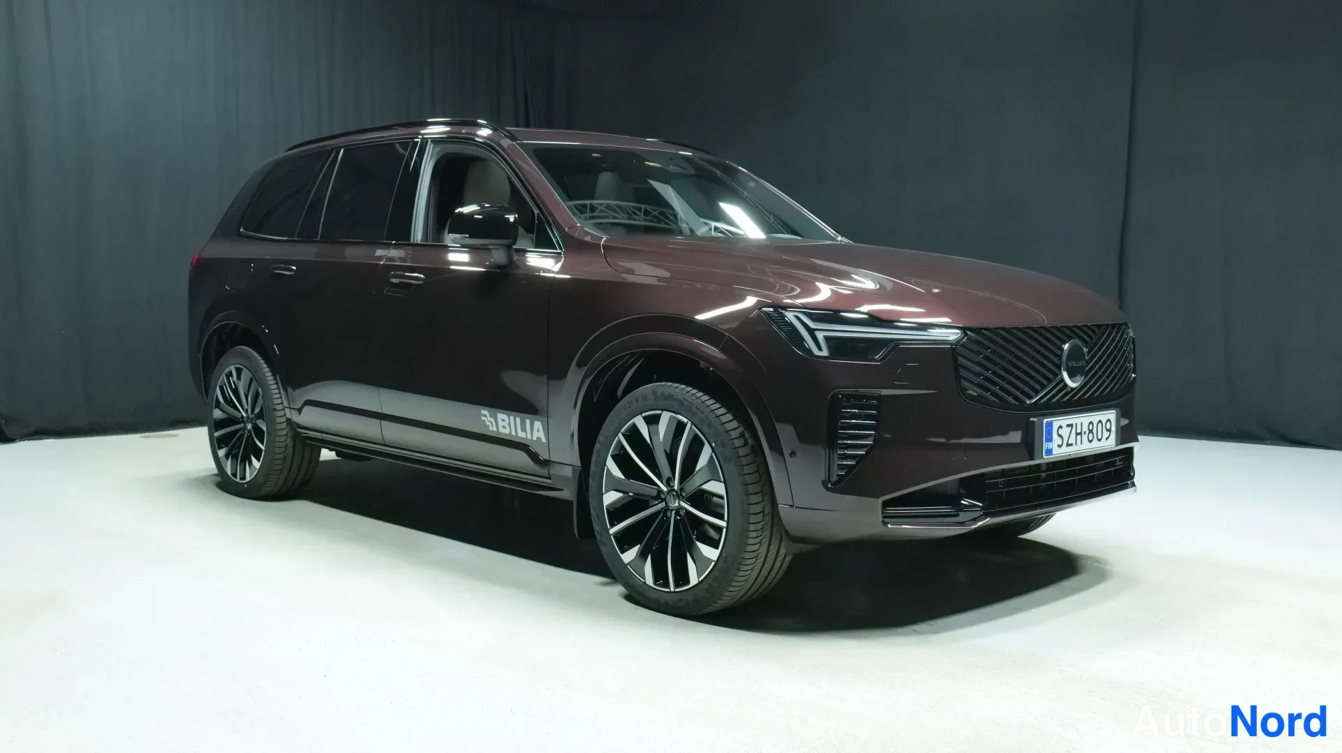 Punainen Volvo XC90 2025, etuviisto, keula oikealle, kuva 2
