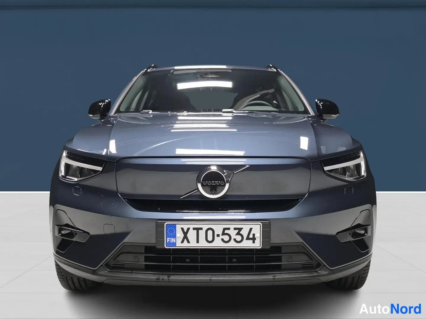 Sininen Volvo EX40 2026, edestä, kuva 3