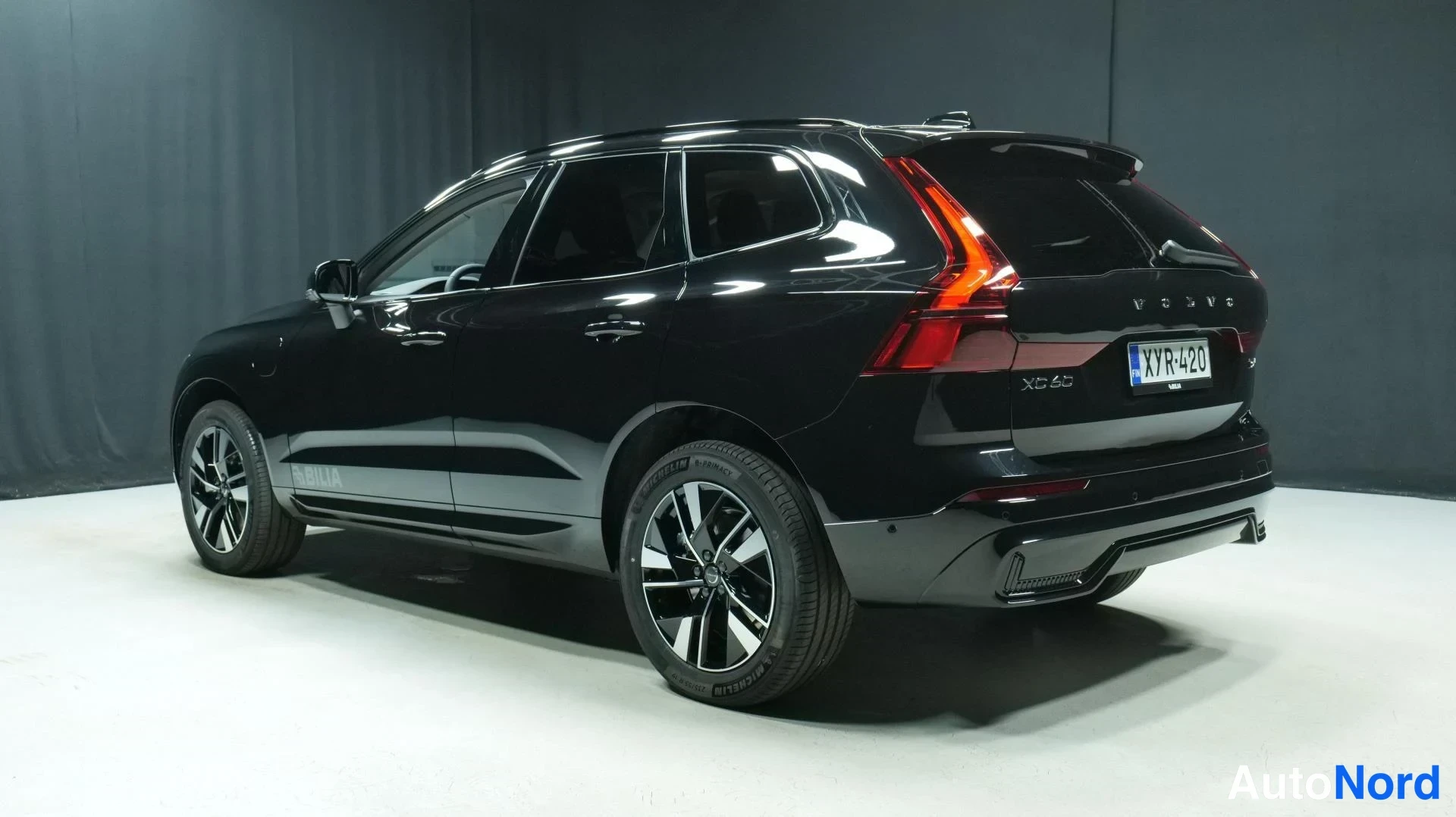 Musta Volvo XC60 2026, takaviisto, kuva 7