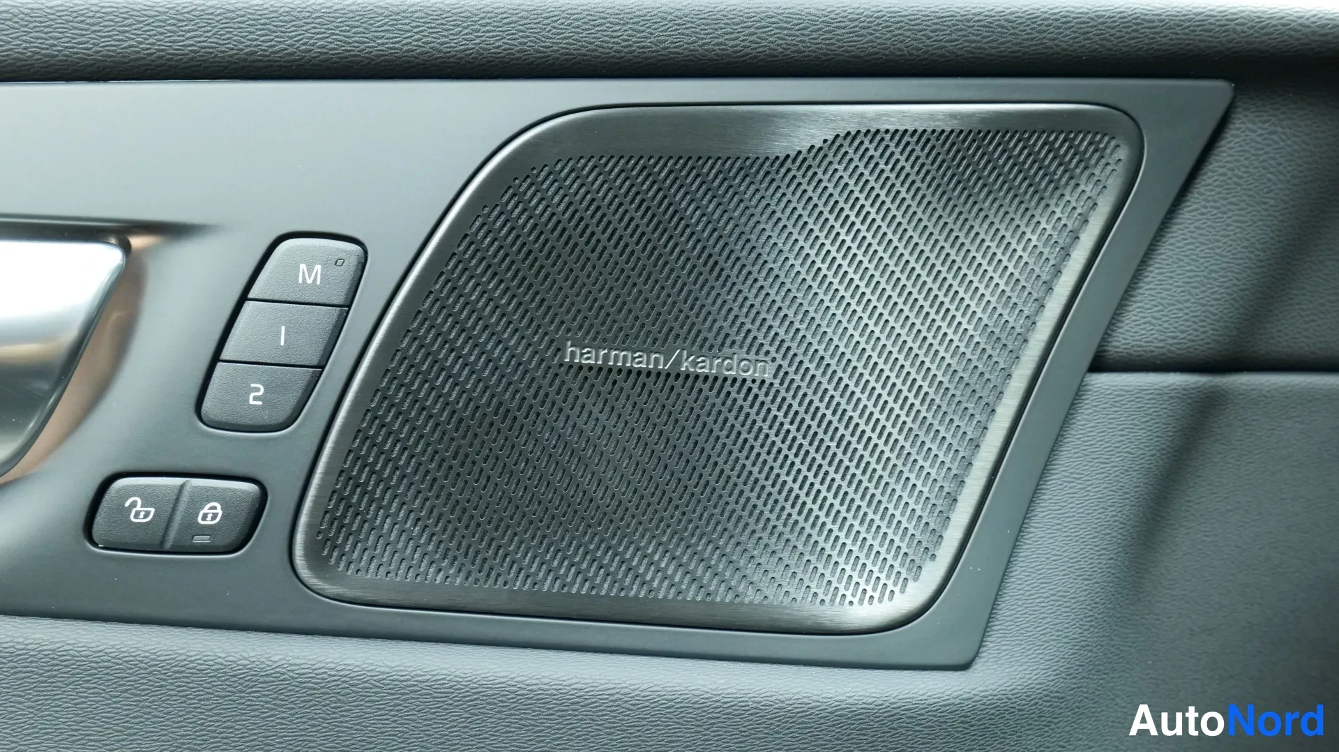 Musta Volvo XC60 2026, kuva 12