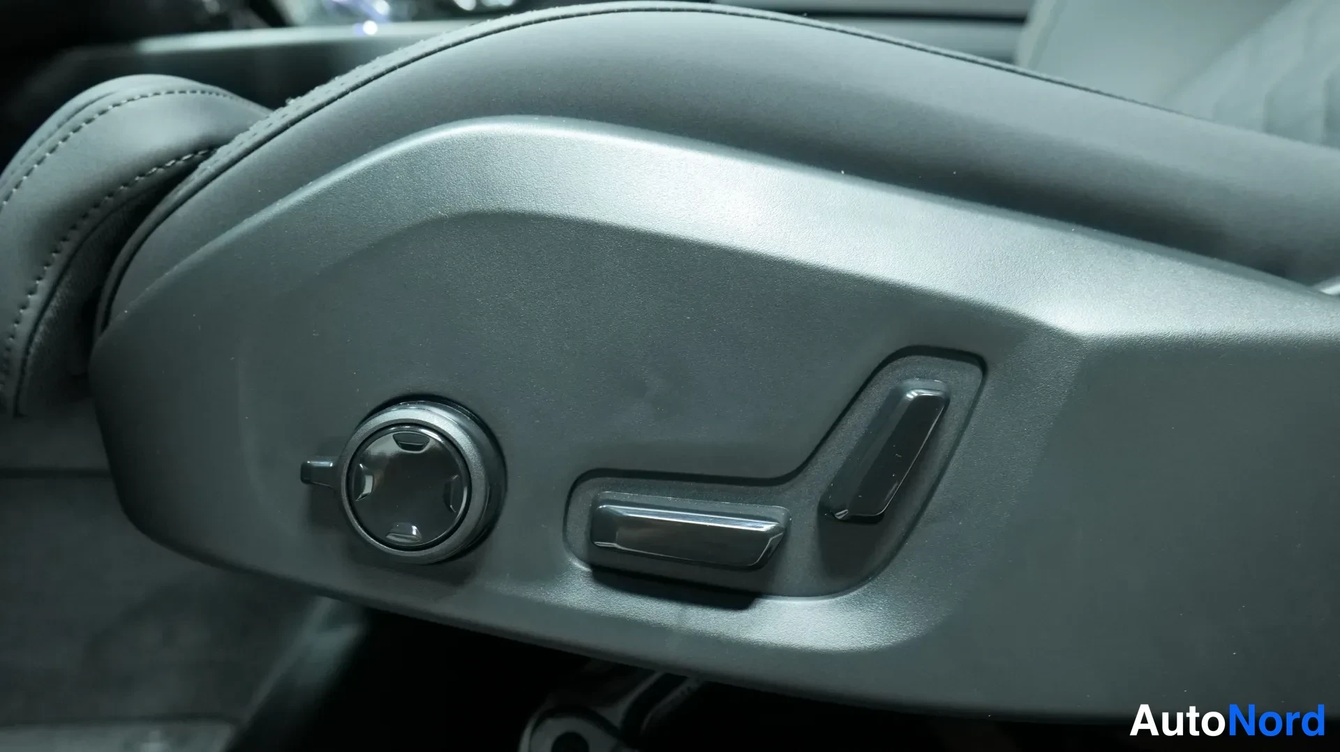 Musta Volvo XC60 2026, kuva 13