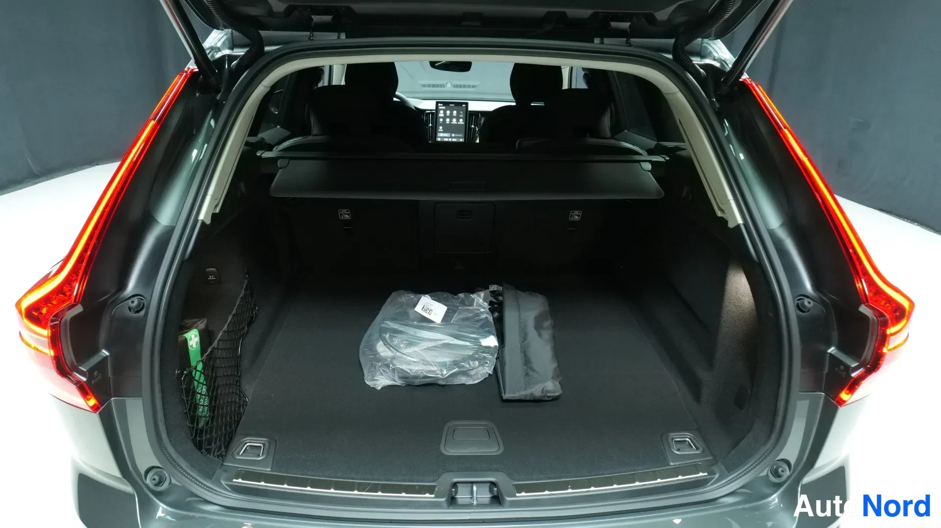 Grön Volvo XC60 2026, bakifrån, bild 5