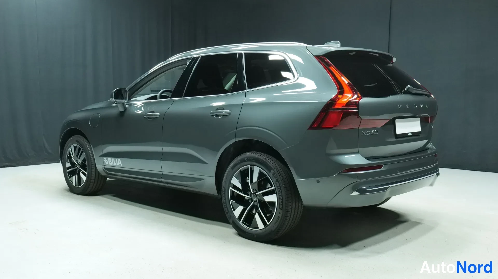 Grön Volvo XC60 2026, snett bakifrån, bild 3