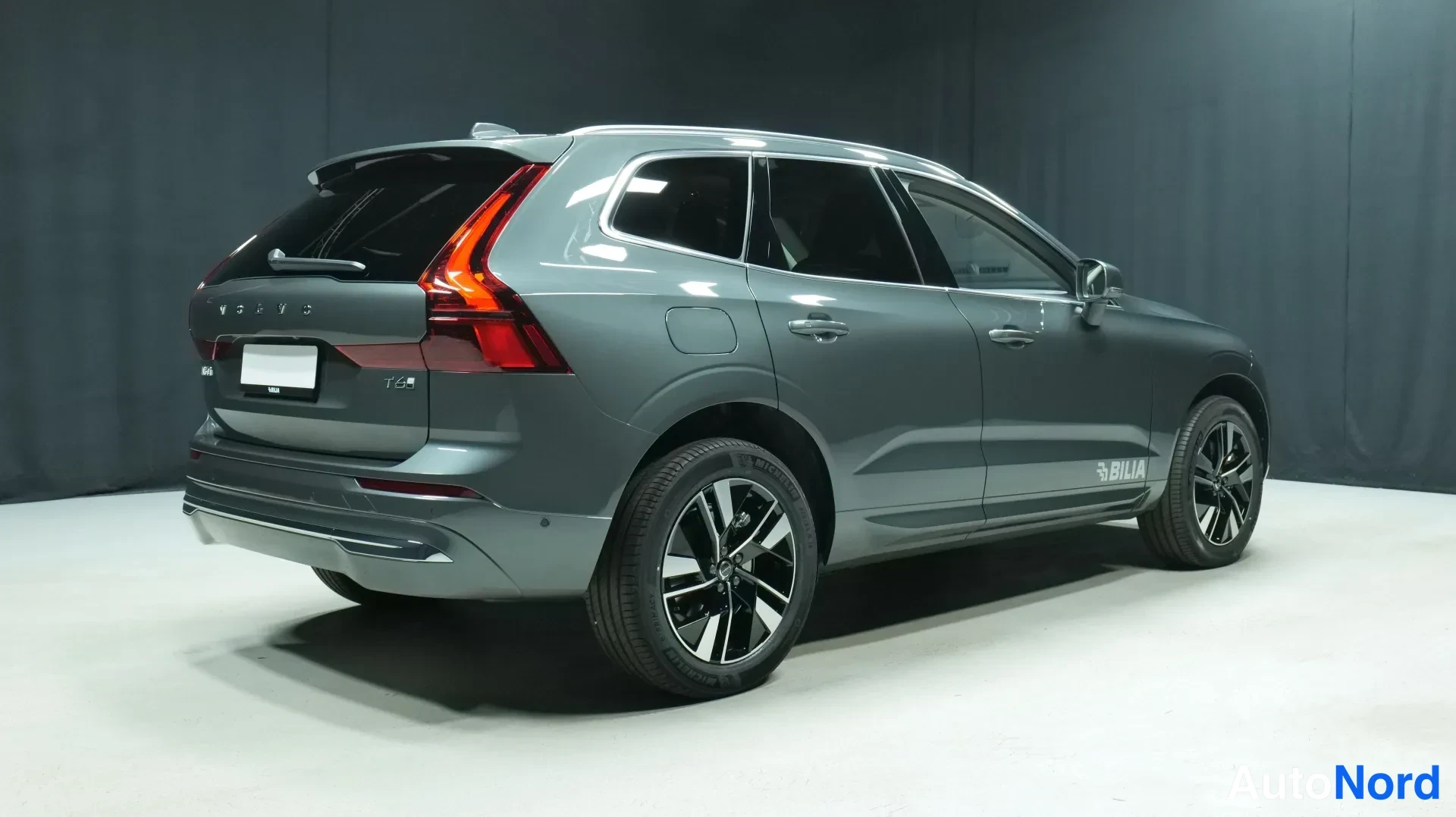Grön Volvo XC60 2026, snett bakifrån, bild 4