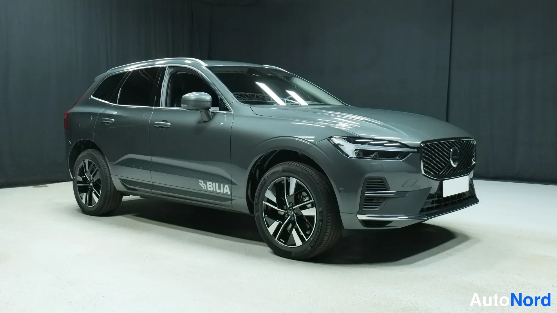 Grön Volvo XC60 2026, snett framifrån, fronten åt höger, bild 2
