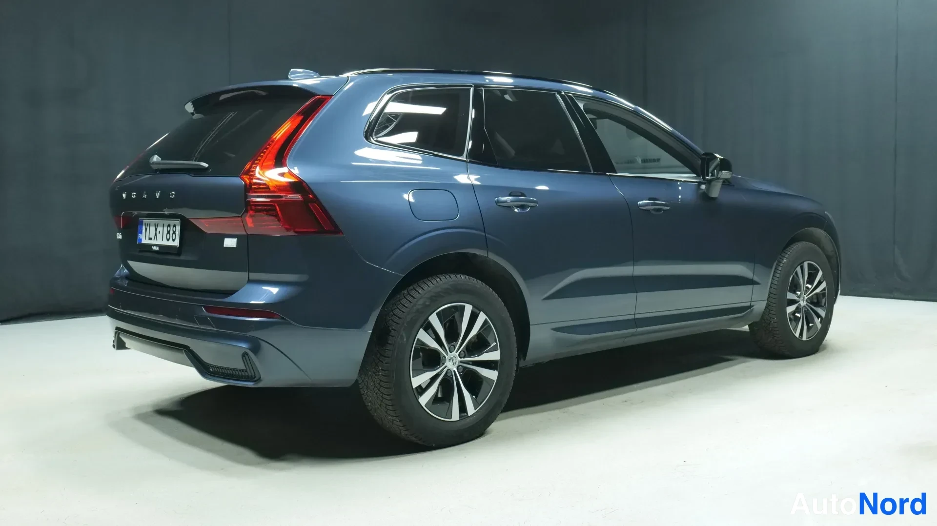Blue Volvo XC60 2023, rear three-quarter, photo 4
