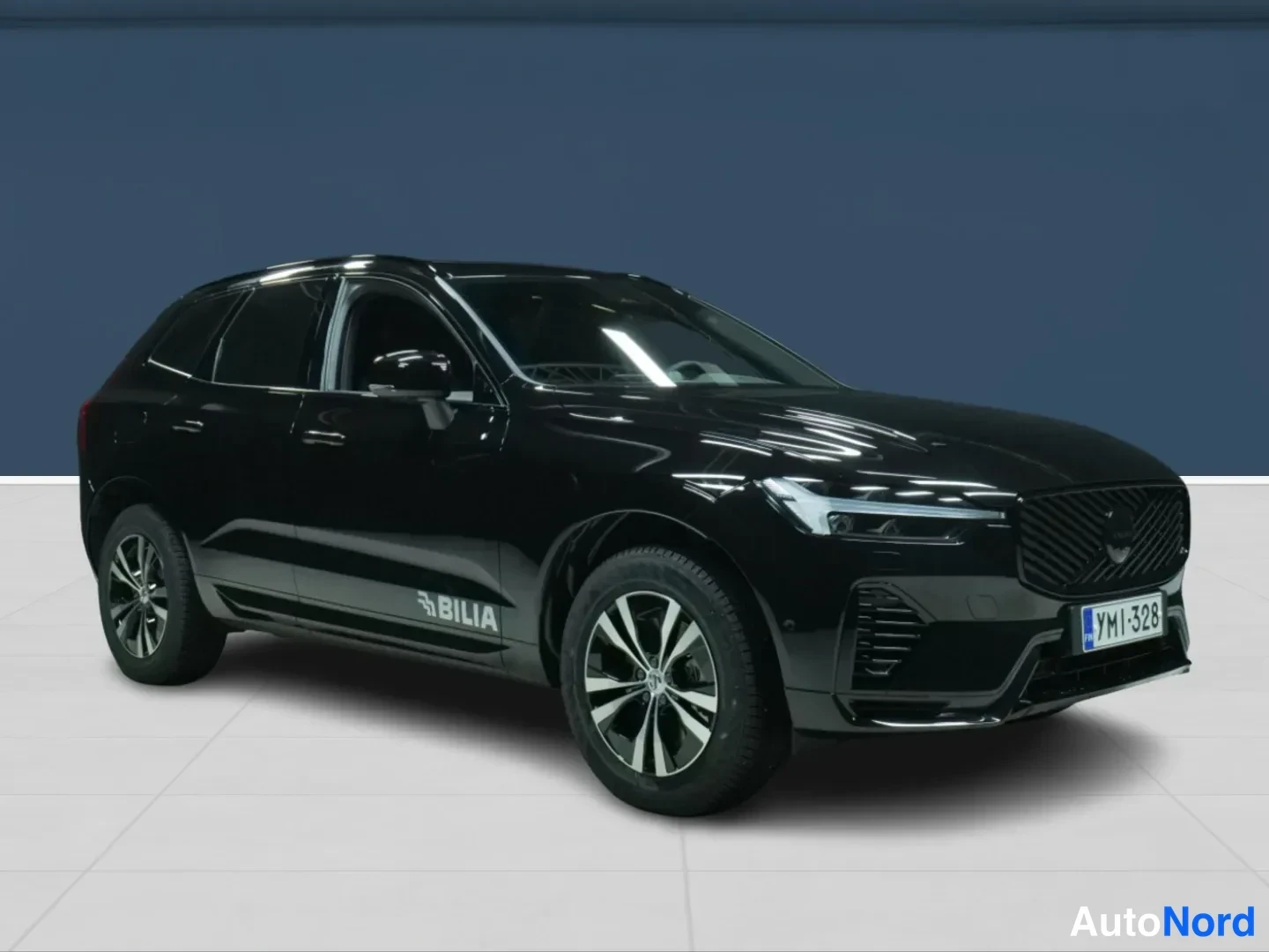 Musta Volvo XC60 2026, etuviisto, keula oikealle, kuva 2
