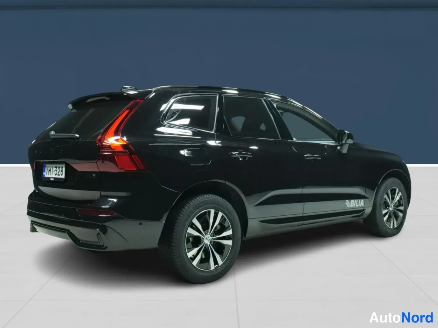 Musta Volvo XC60 2026, takaviisto, kuva 4