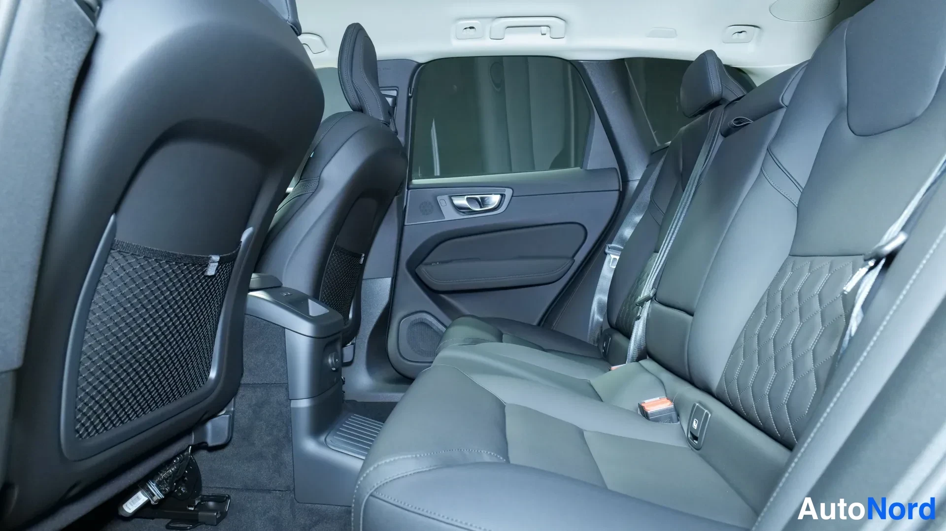 Musta Volvo XC60 2026, kuva 15
