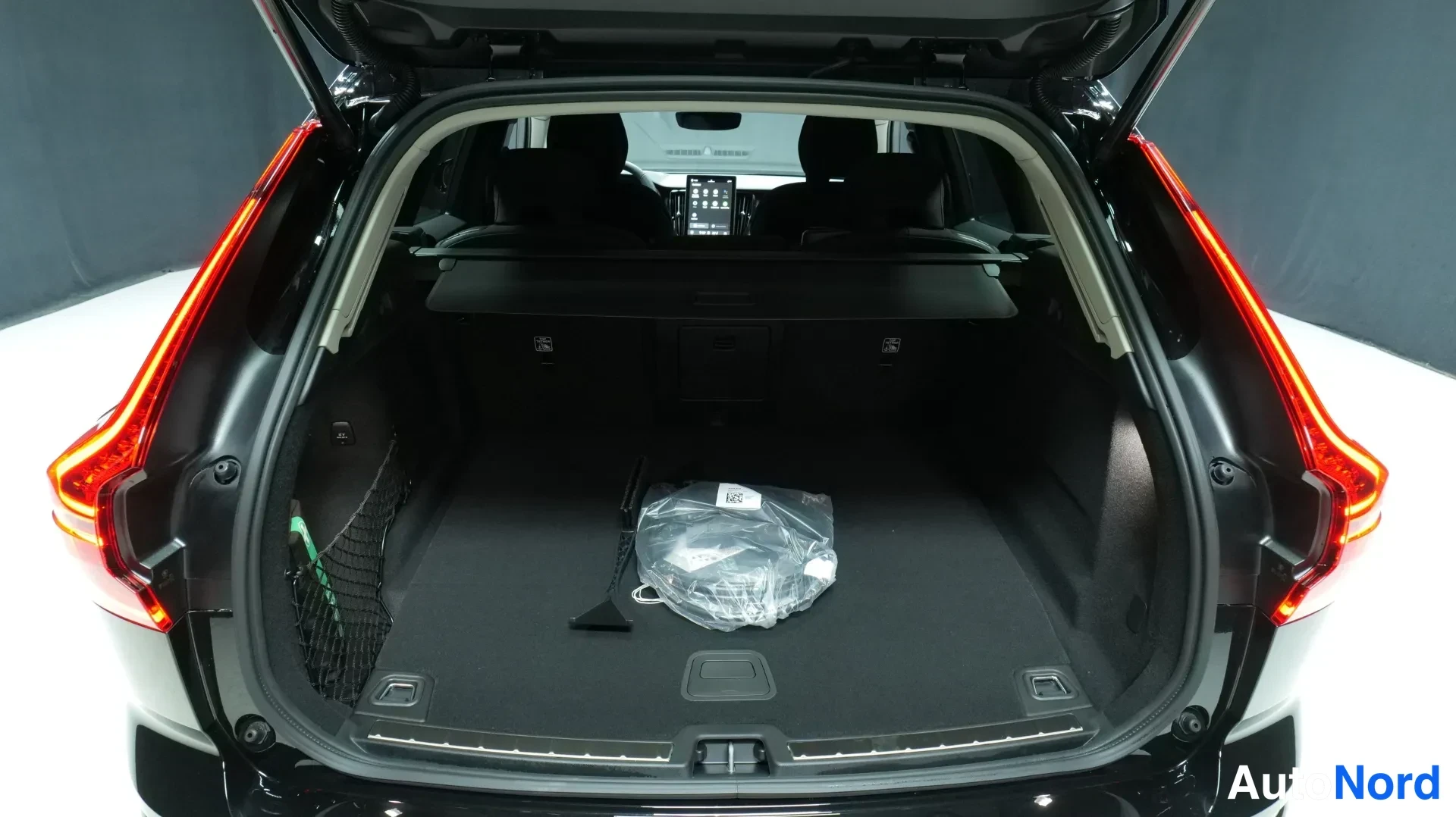 Musta Volvo XC60 2026, takaa, kuva 5